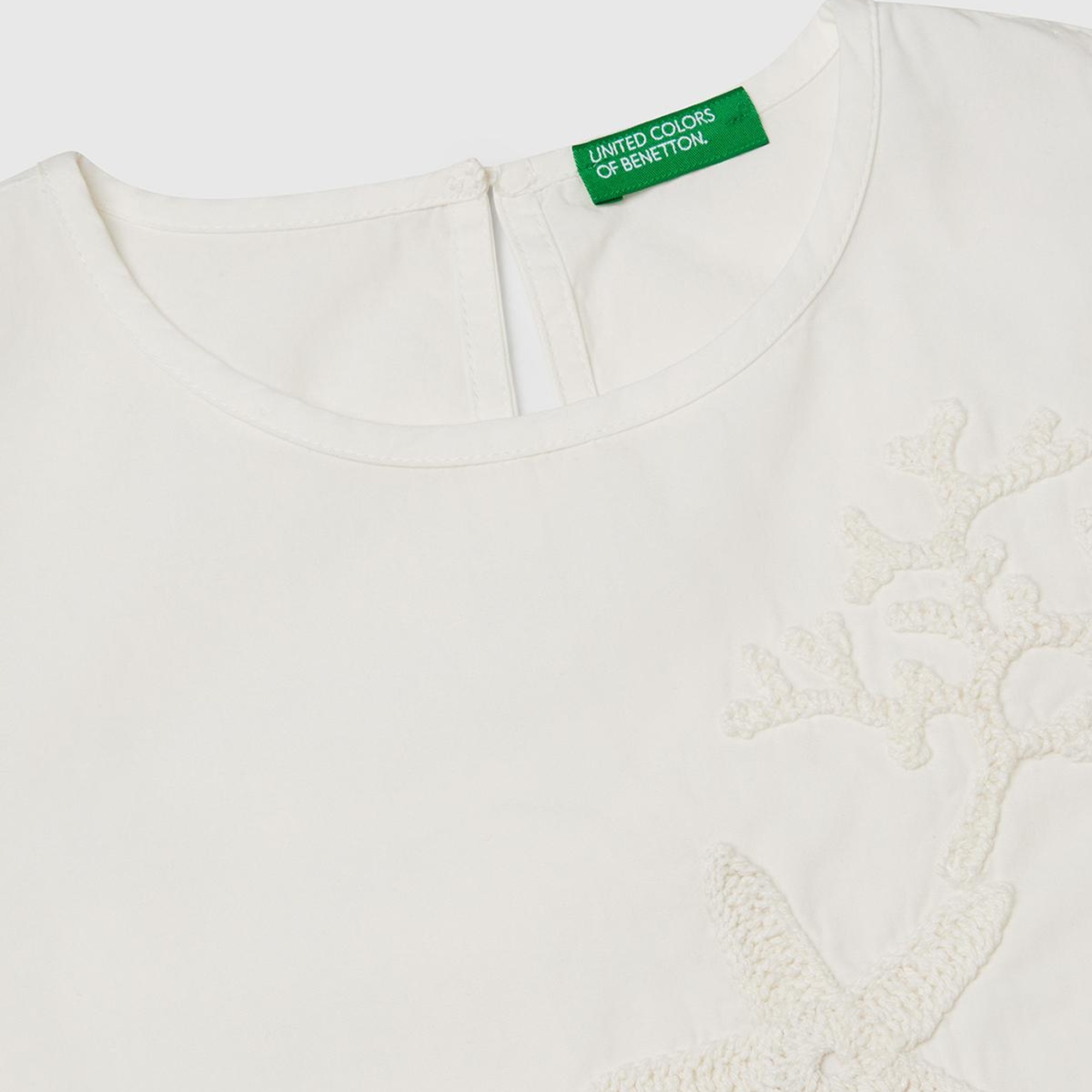 Kız Çocuk Beyaz Önü İşlemeli Arkası Düğmeli Muslin Kolsuz Üst