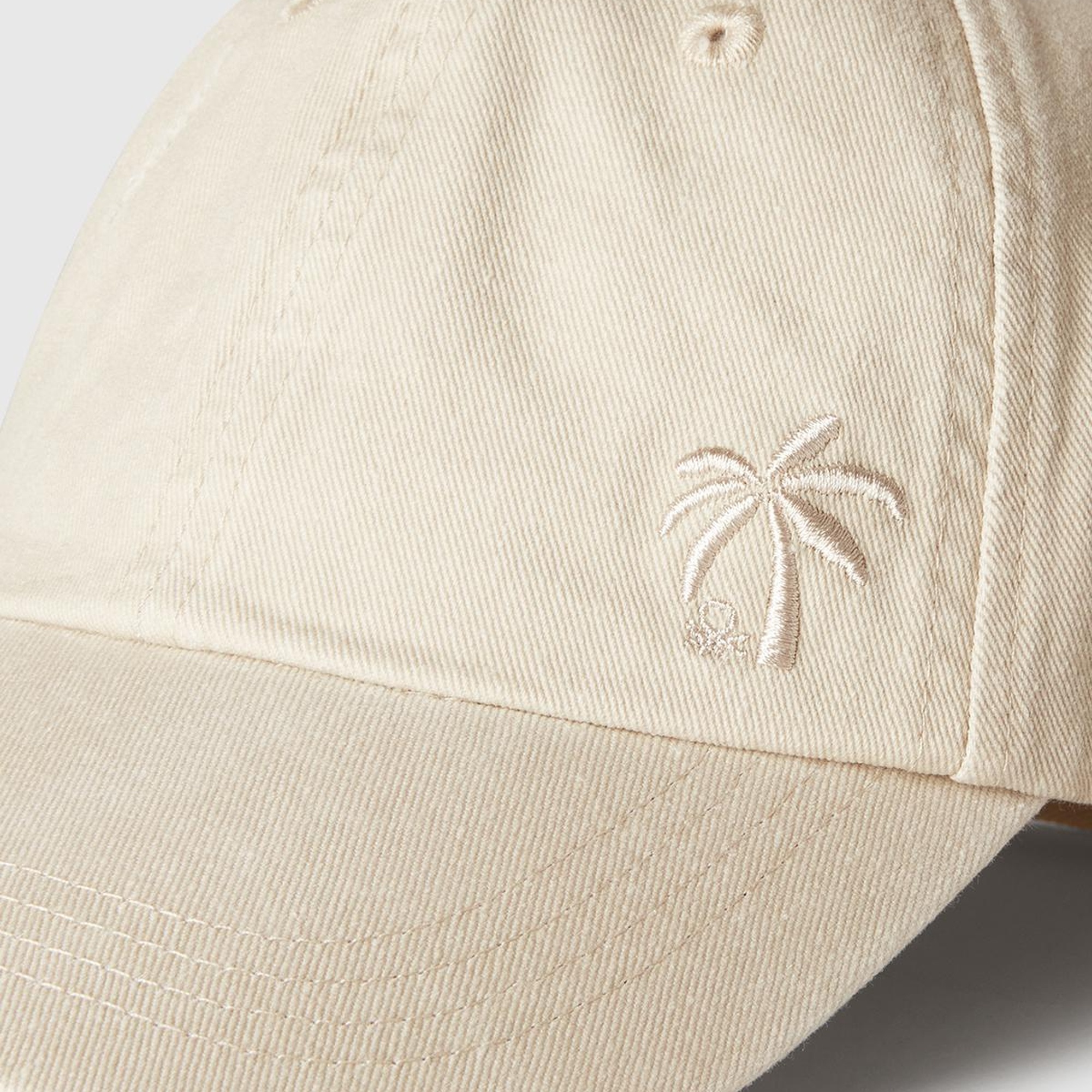 Erkek Çocuk Beyaz Yırtıklı Eskitilmiş Efektli Nakış İşlemeli Kep Şapka