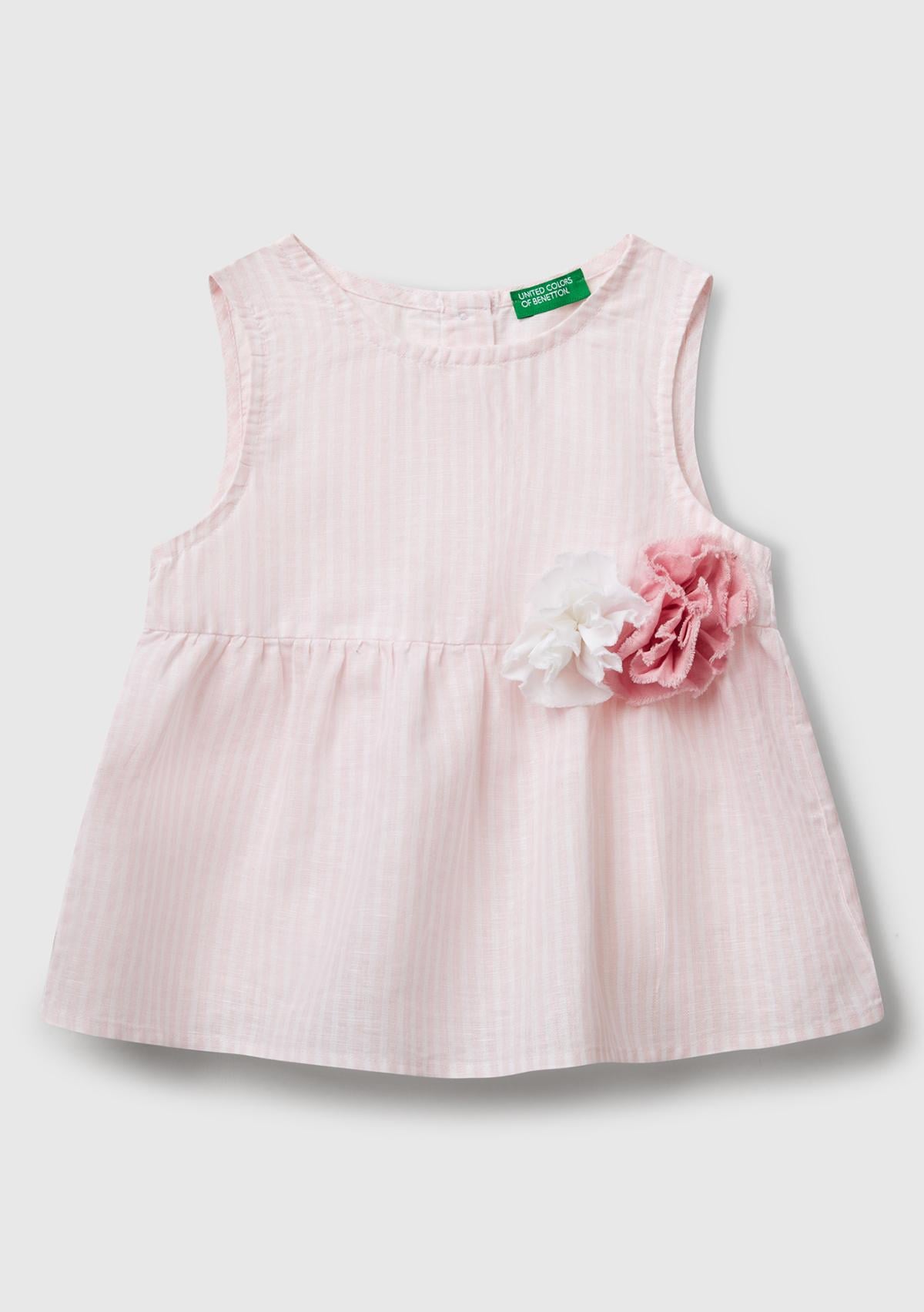  Kız Çocuk Toz Pembe Keten Karışımlı Tamamı Desenli Çiçek Aplikeli Arkası Düğmeli Kolsuz Gömlek