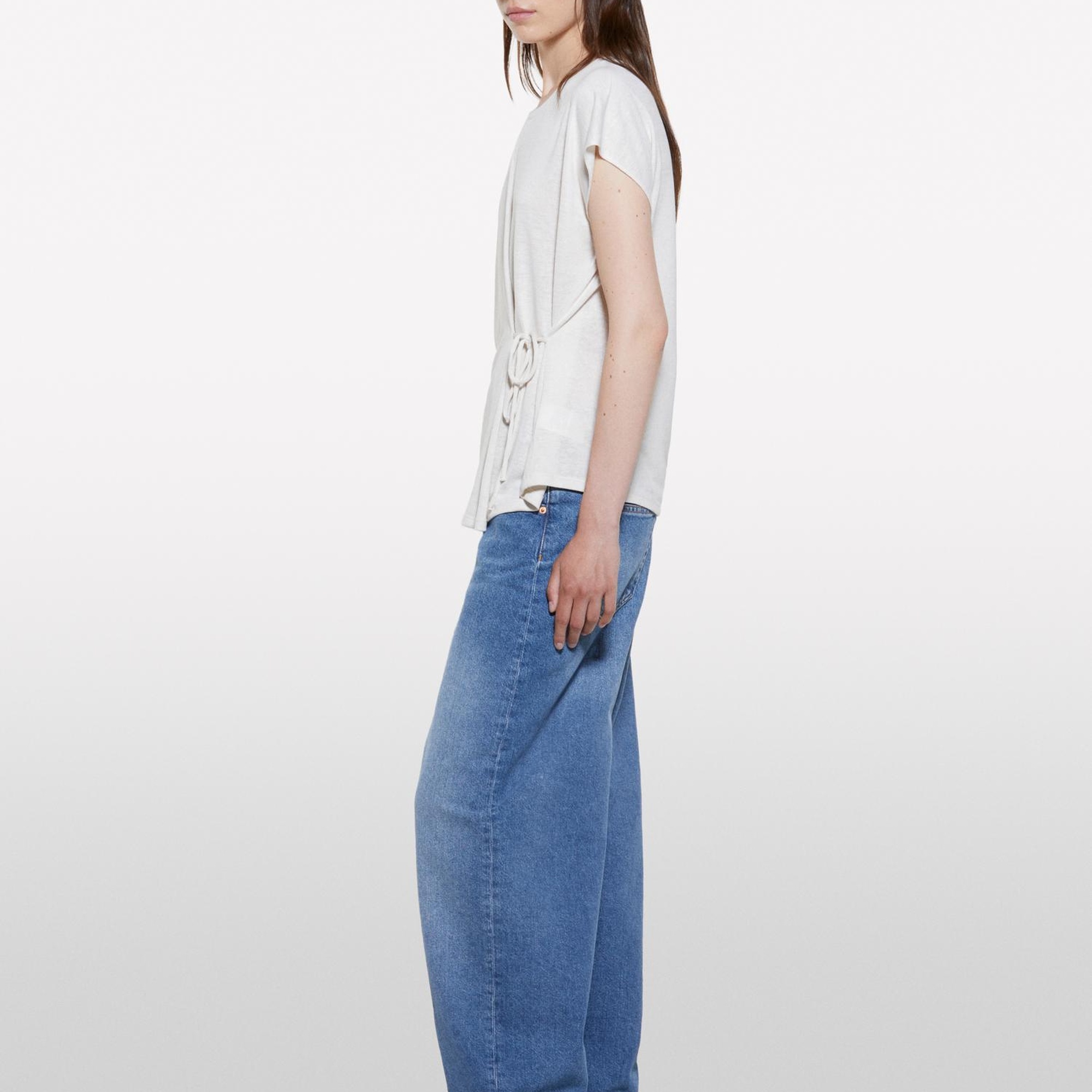 Kadın Kırık Beyaz Viskoz Karışımlı Önü Bağlama Detaylı Regular Fit T-Shirt