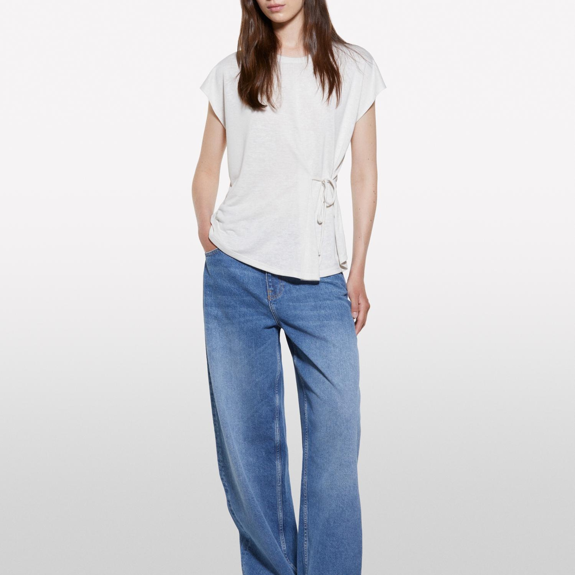 Kadın Kırık Beyaz Viskoz Karışımlı Önü Bağlama Detaylı Regular Fit T-Shirt