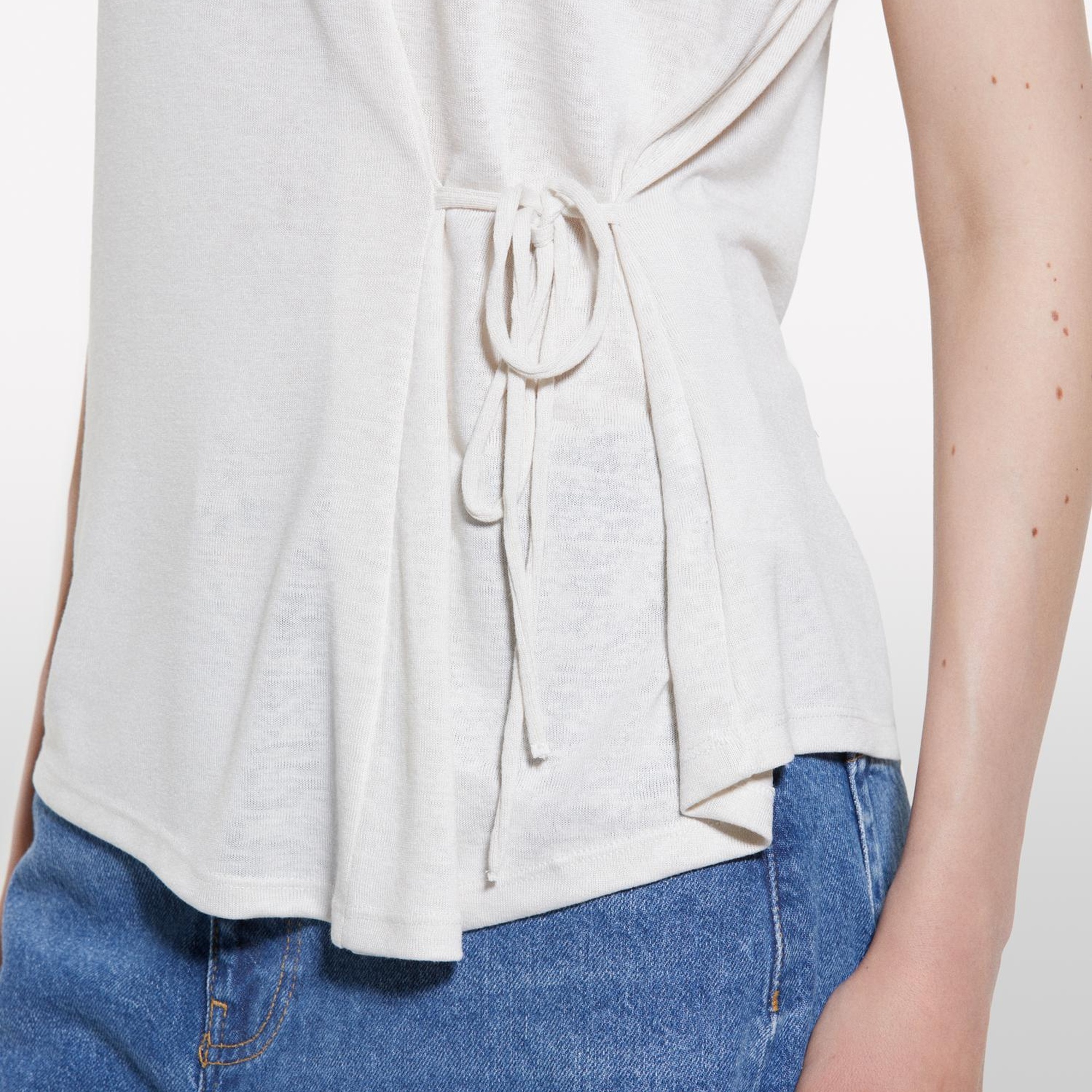 Kadın Kırık Beyaz Viskoz Karışımlı Önü Bağlama Detaylı Regular Fit T-Shirt