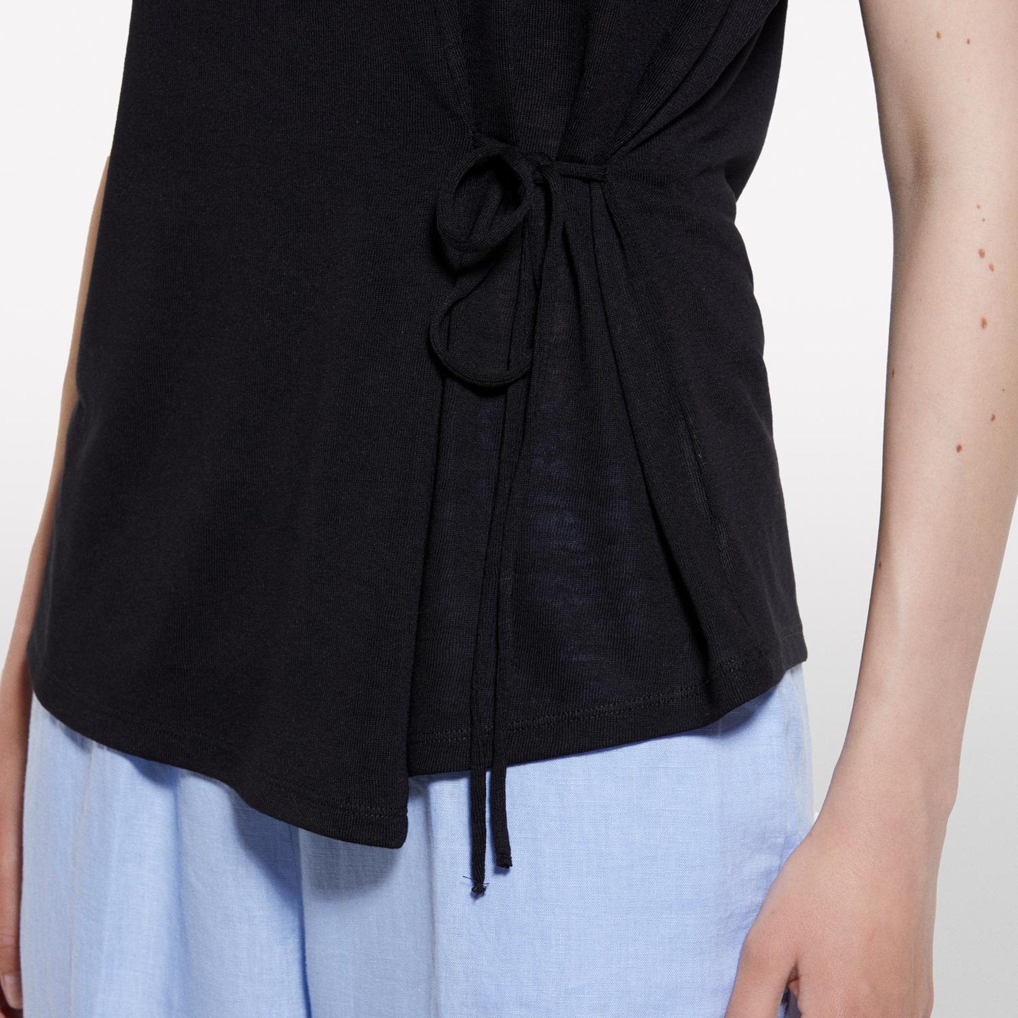 Kadın Siyah Viskoz Karışımlı Önü Bağlama Detaylı Regular Fit T-Shirt