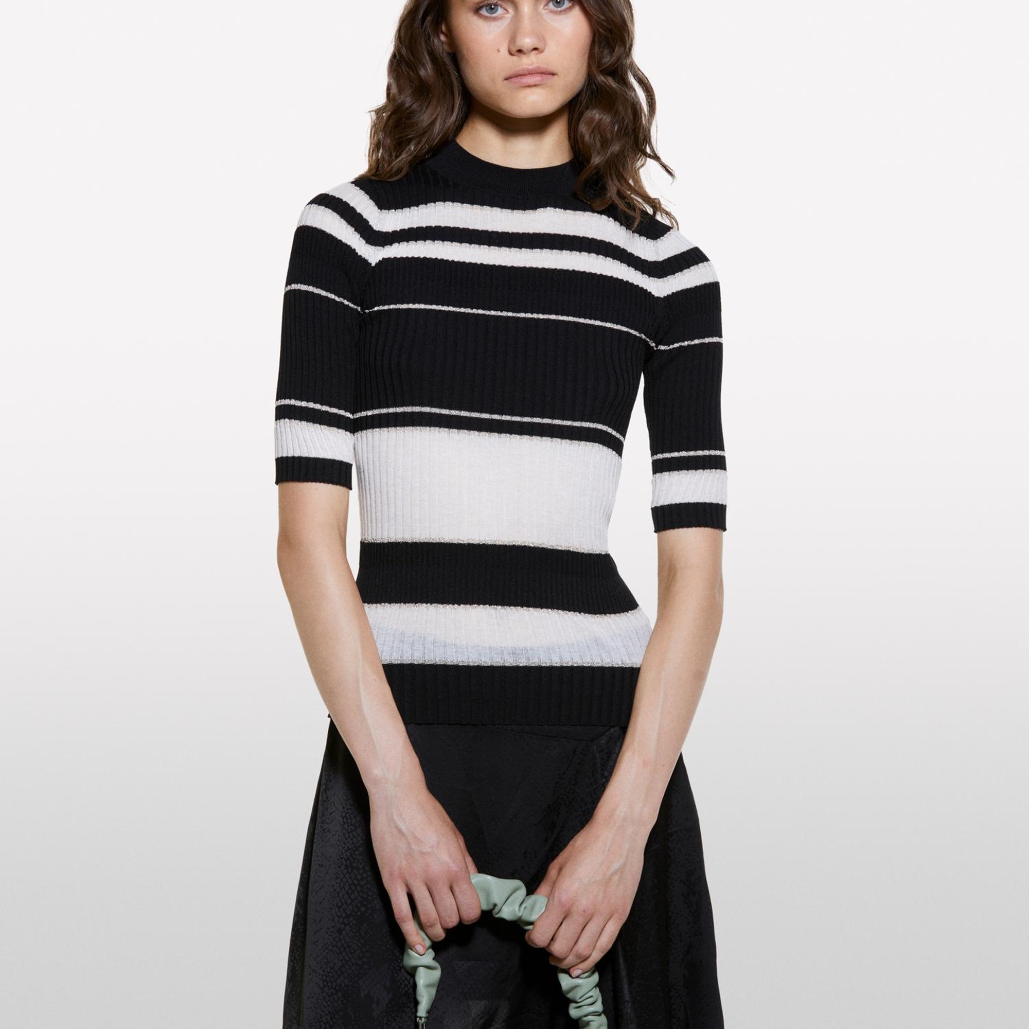 Kadın Siyah Çizgili Viskoz ve Pamuk Karışımlı Çizgi Detaylı Truvakar Kol Kazak