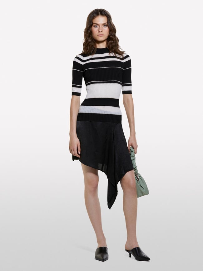  Kadın Siyah Çizgili Viskoz ve Pamuk Karışımlı Çizgi Detaylı Truvakar Kol Kazak