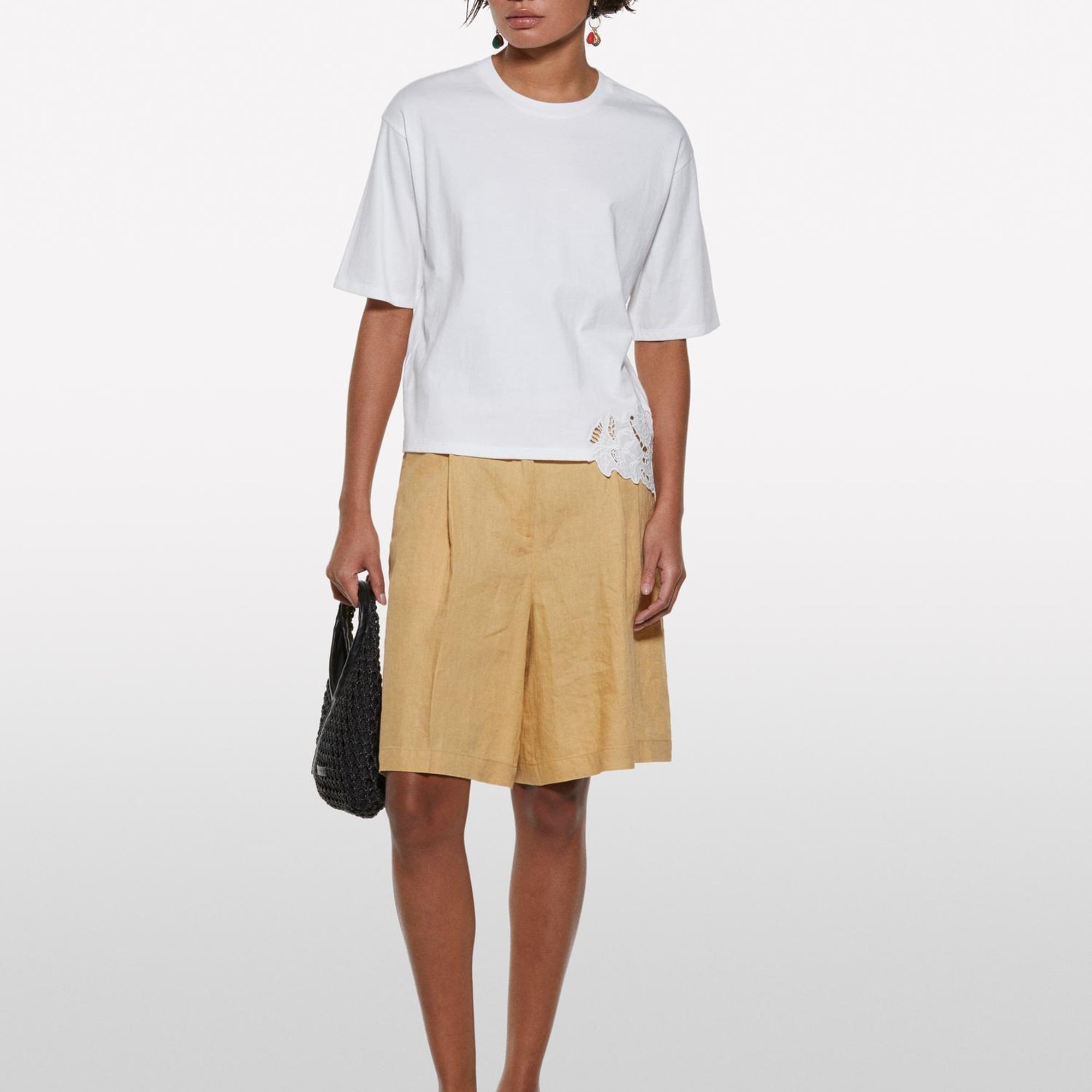 Kadın Kırık Beyaz %100 Pamuk Nakış Detaylı Bisiklet Yaka Regular Fit T-Shirt