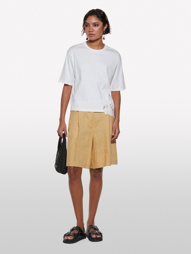  Kadın Kırık Beyaz %100 Pamuk Nakış Detaylı Bisiklet Yaka Regular Fit T-Shirt