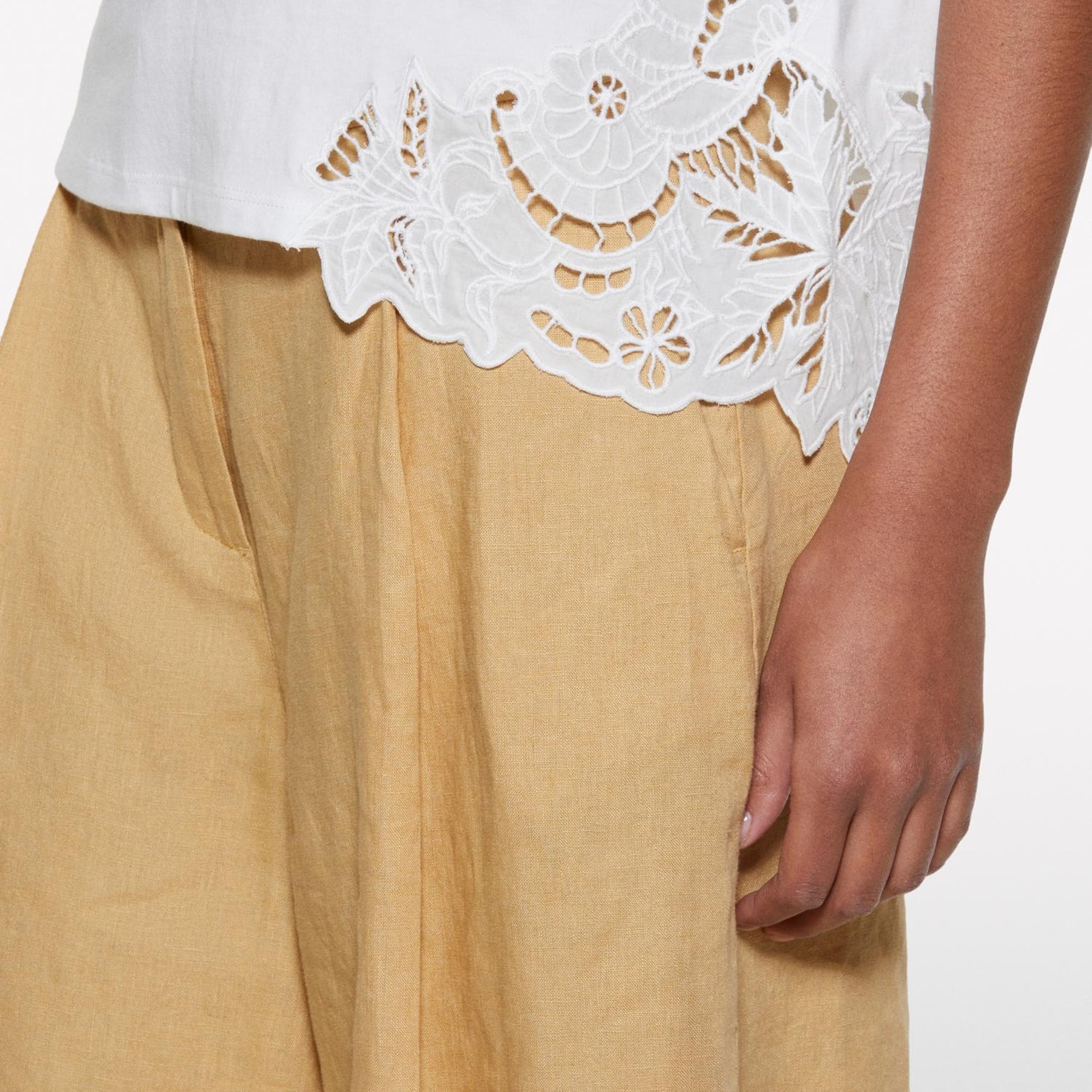 Kadın Kırık Beyaz %100 Pamuk Nakış Detaylı Bisiklet Yaka Regular Fit T-Shirt