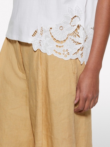  Kadın Kırık Beyaz %100 Pamuk Nakış Detaylı Bisiklet Yaka Regular Fit T-Shirt