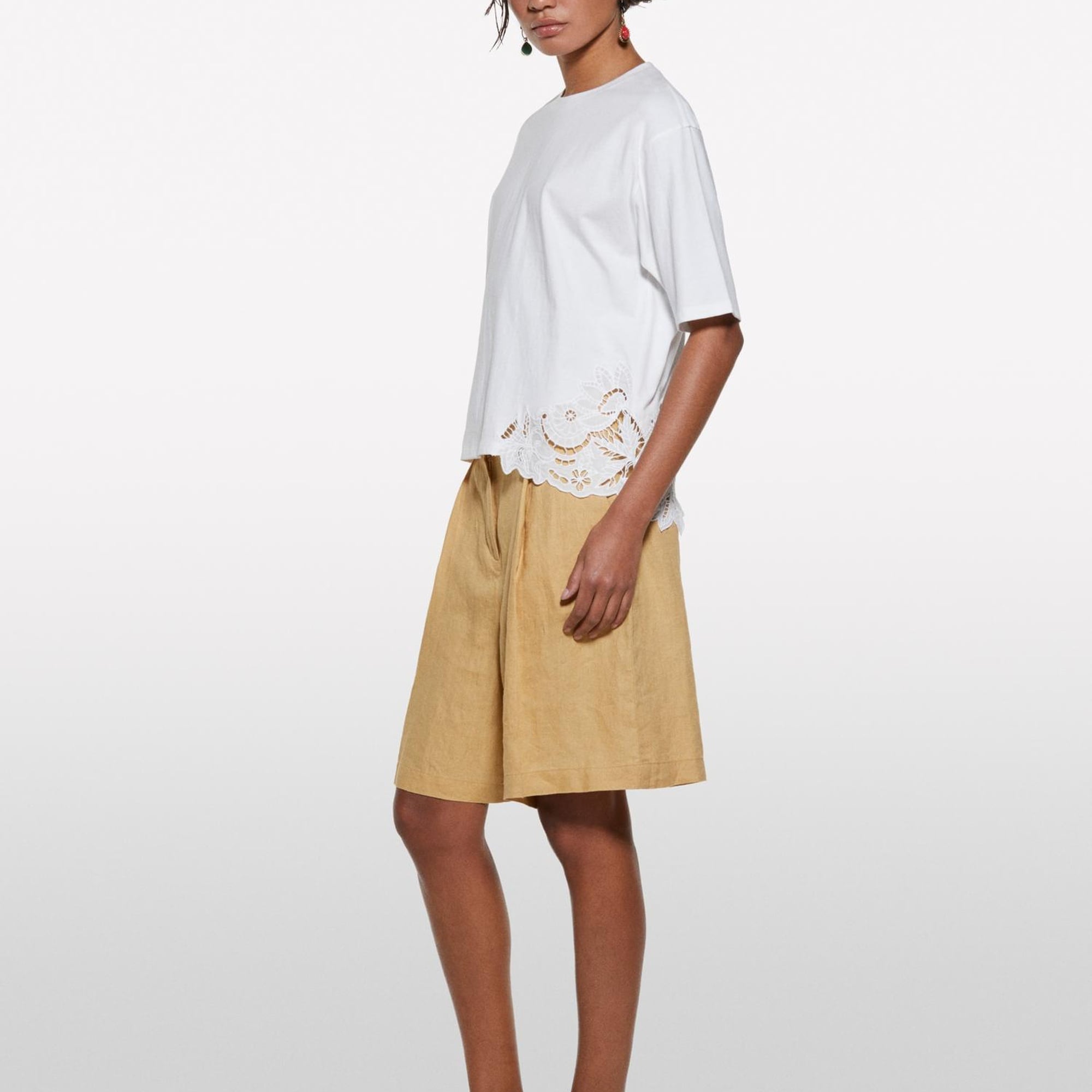 Kadın Kırık Beyaz %100 Pamuk Nakış Detaylı Bisiklet Yaka Regular Fit T-Shirt