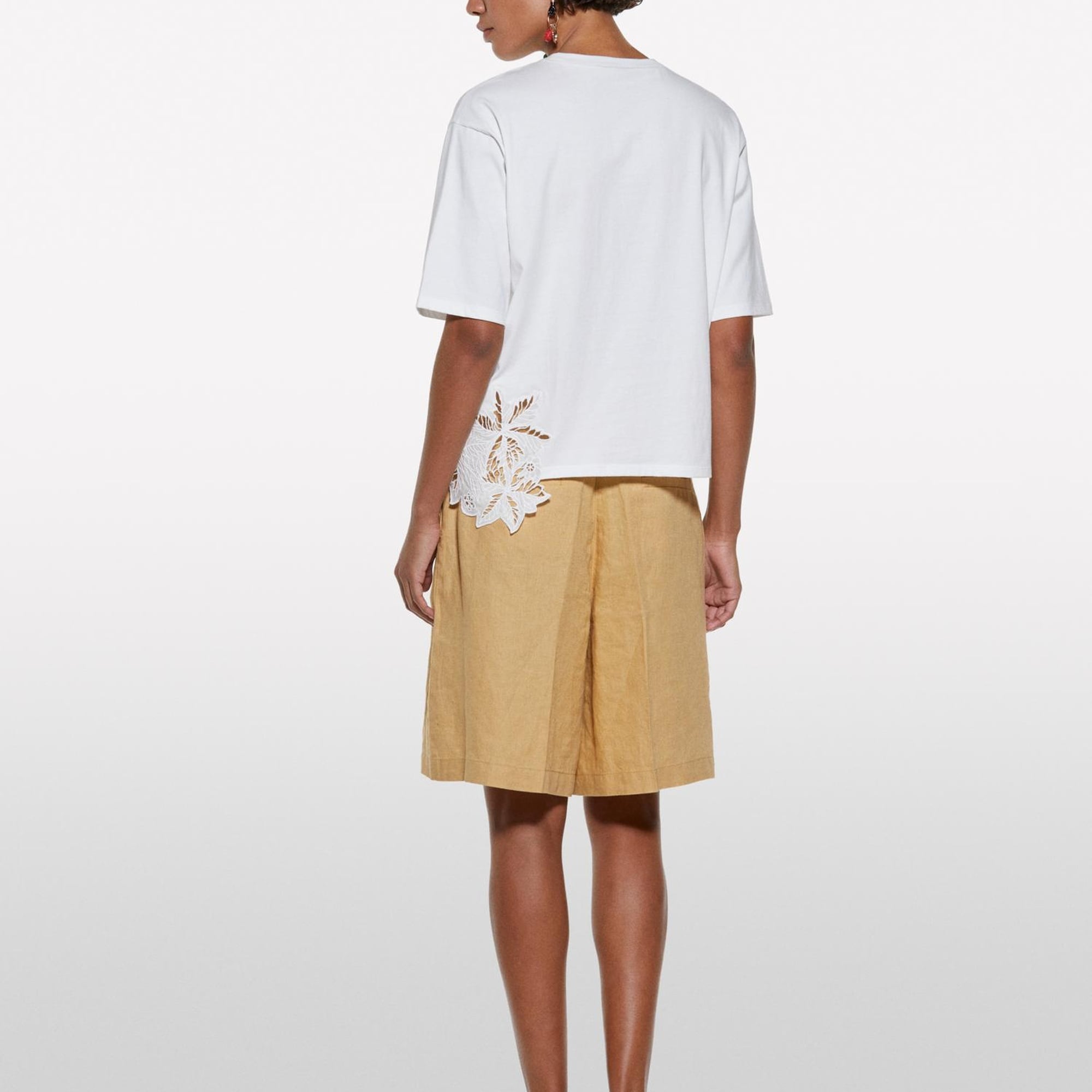 Kadın Kırık Beyaz %100 Pamuk Nakış Detaylı Bisiklet Yaka Regular Fit T-Shirt