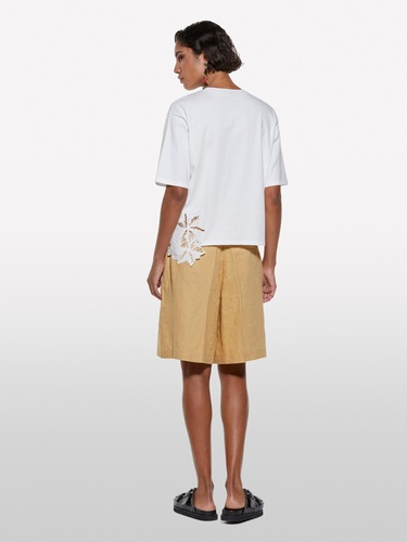  Kadın Kırık Beyaz %100 Pamuk Nakış Detaylı Bisiklet Yaka Regular Fit T-Shirt