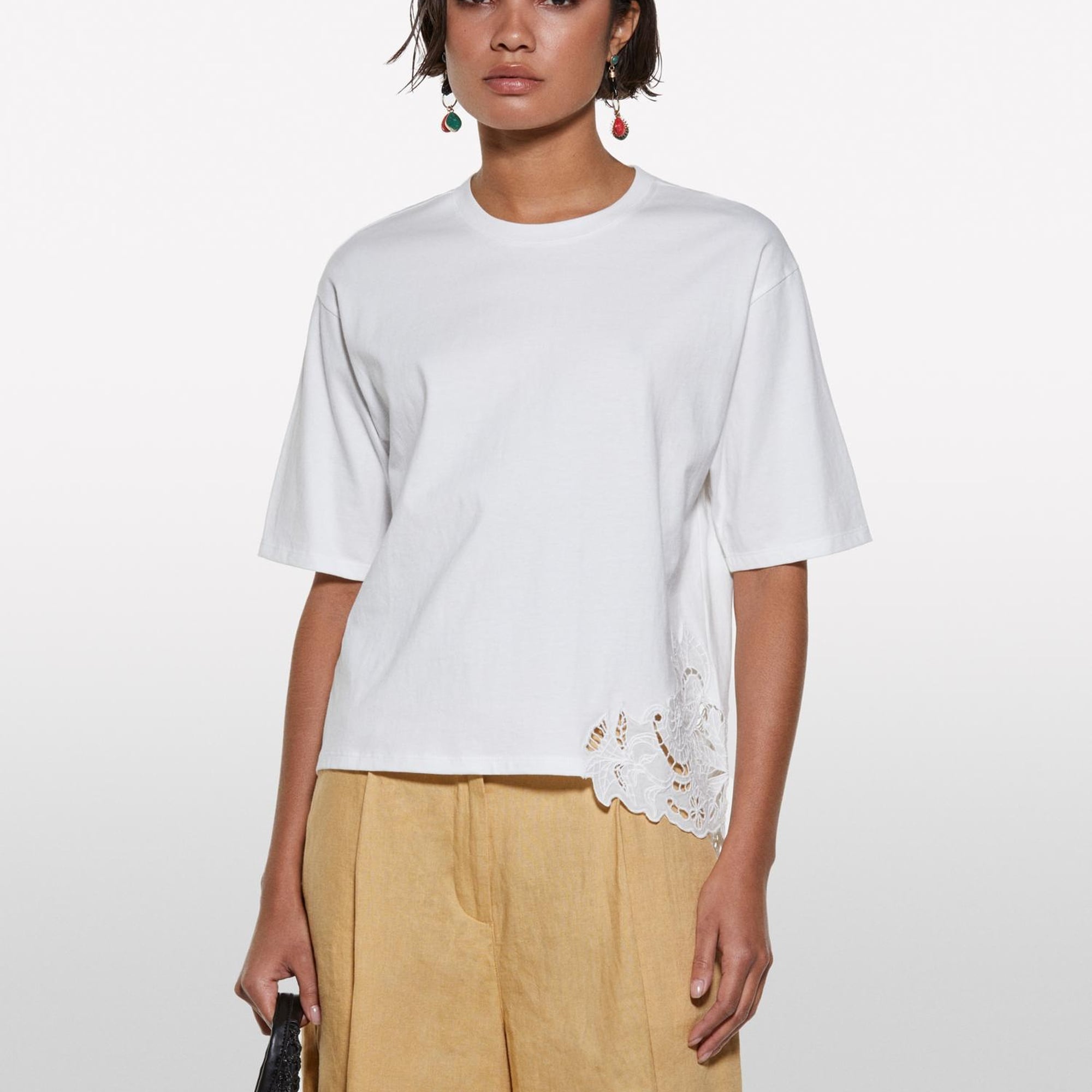 Kadın Kırık Beyaz %100 Pamuk Nakış Detaylı Bisiklet Yaka Regular Fit T-Shirt