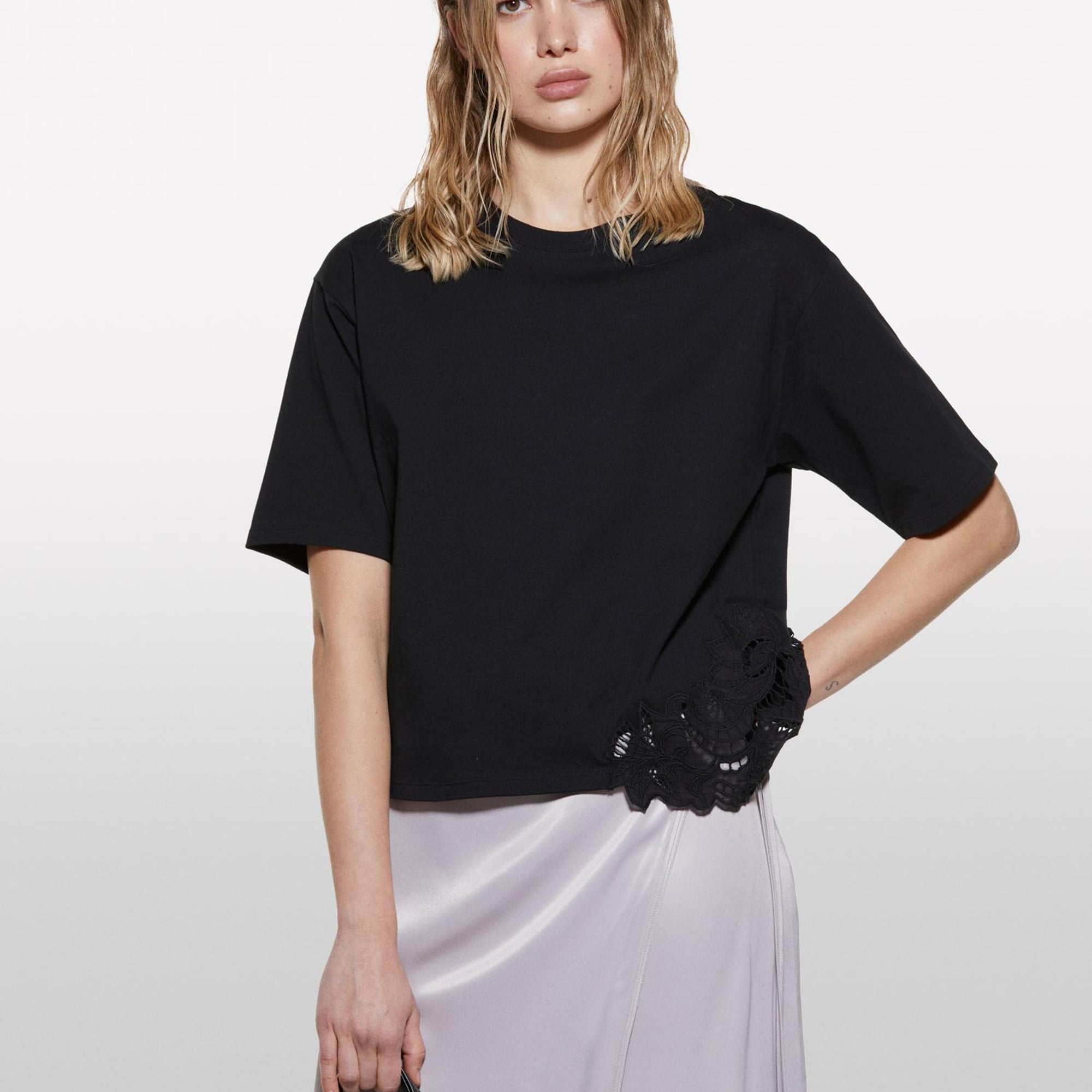 Kadın Siyah %100 Pamuk Nakış Detaylı Bisiklet Yaka Regular Fit T-Shirt