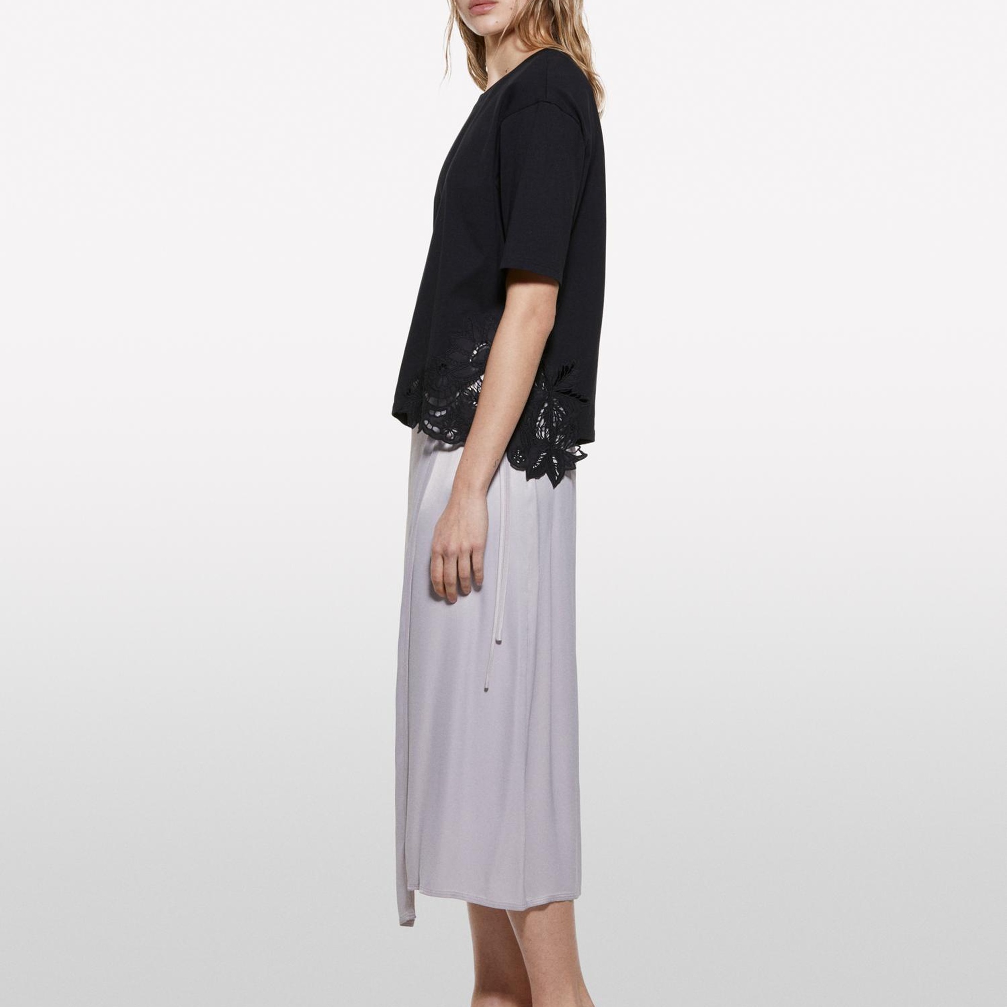 Kadın Siyah %100 Pamuk Nakış Detaylı Bisiklet Yaka Regular Fit T-Shirt