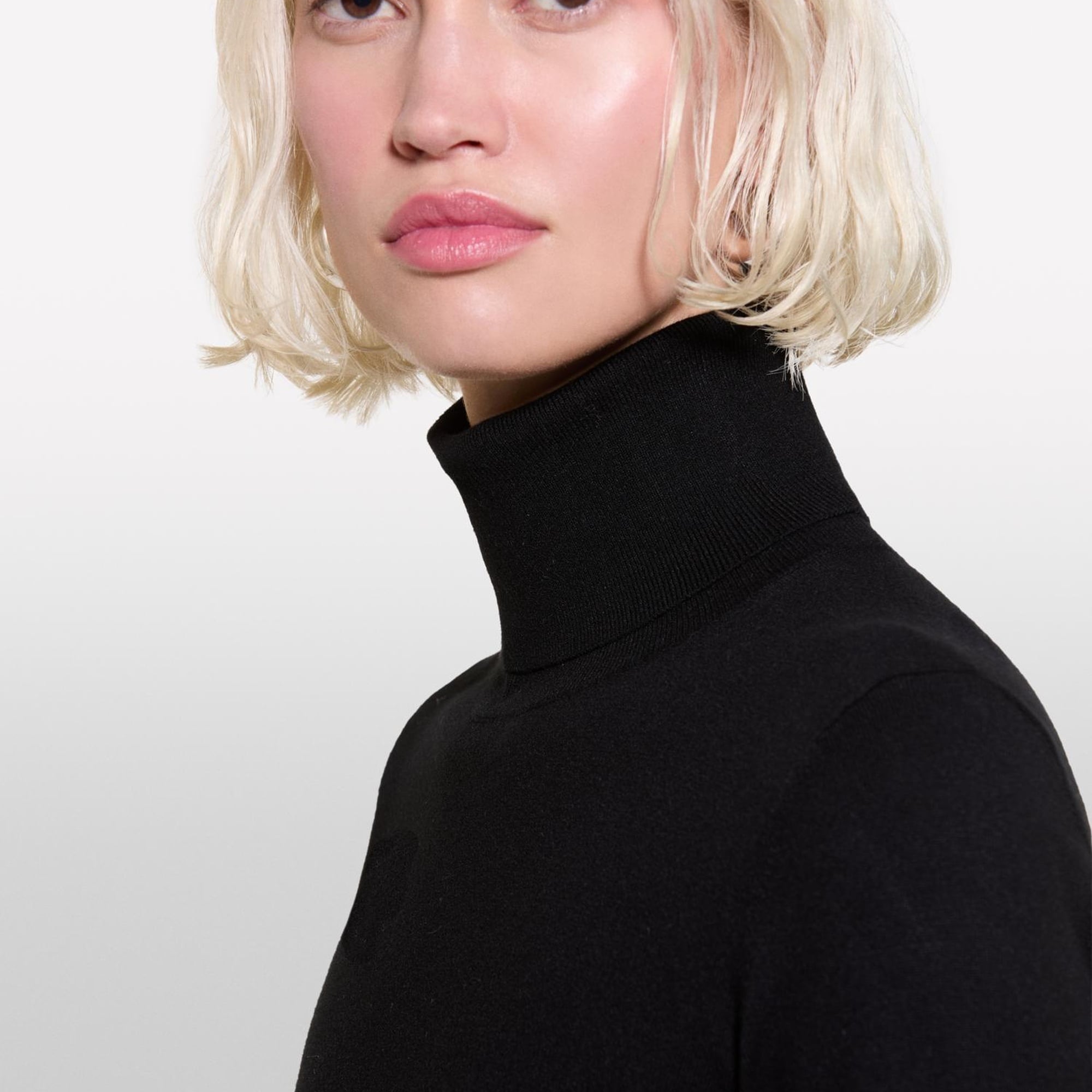 Kadın Siyah Viskoz Karışımlı Balıkçı Yaka Düz Kazak