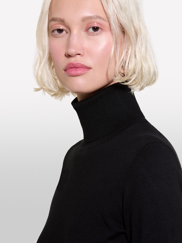  Kadın Siyah Viskoz Karışımlı Balıkçı Yaka Düz Kazak