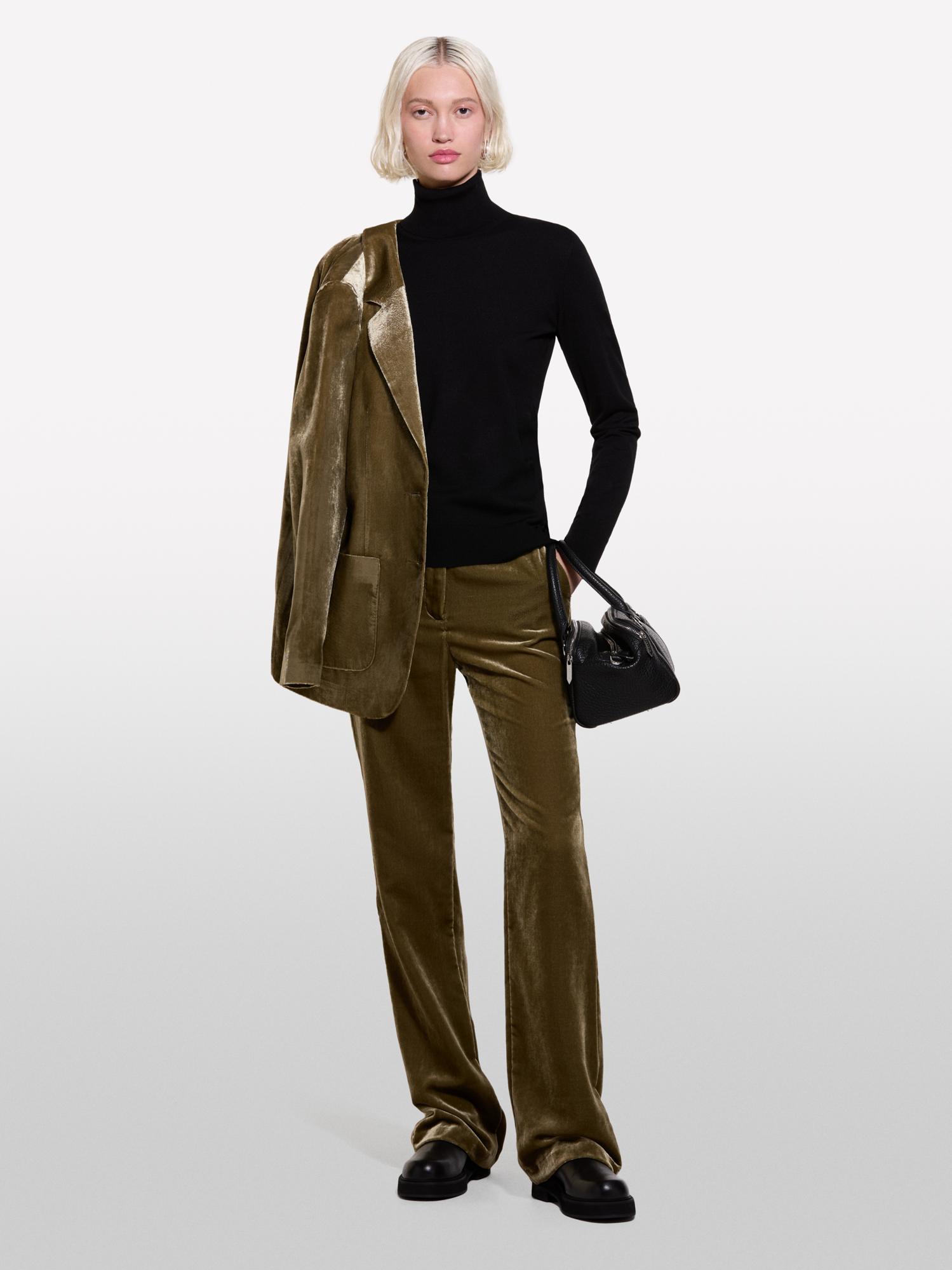  Kadın Siyah Viskoz Karışımlı Balıkçı Yaka Düz Kazak