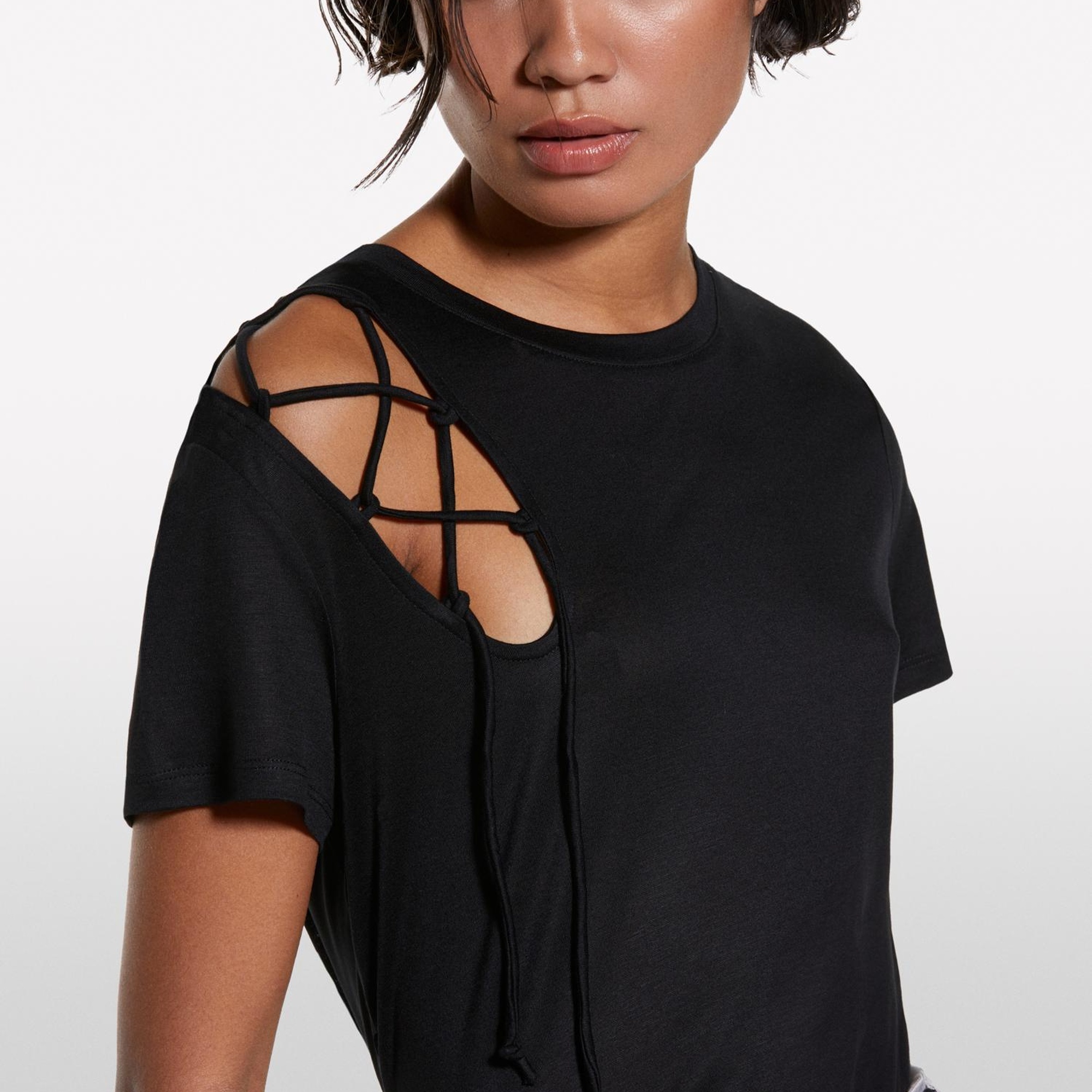 Kadın Siyah %100 Liyosel Omzu Detaylı Bisiklet Yaka Relax Fit T-Shirt