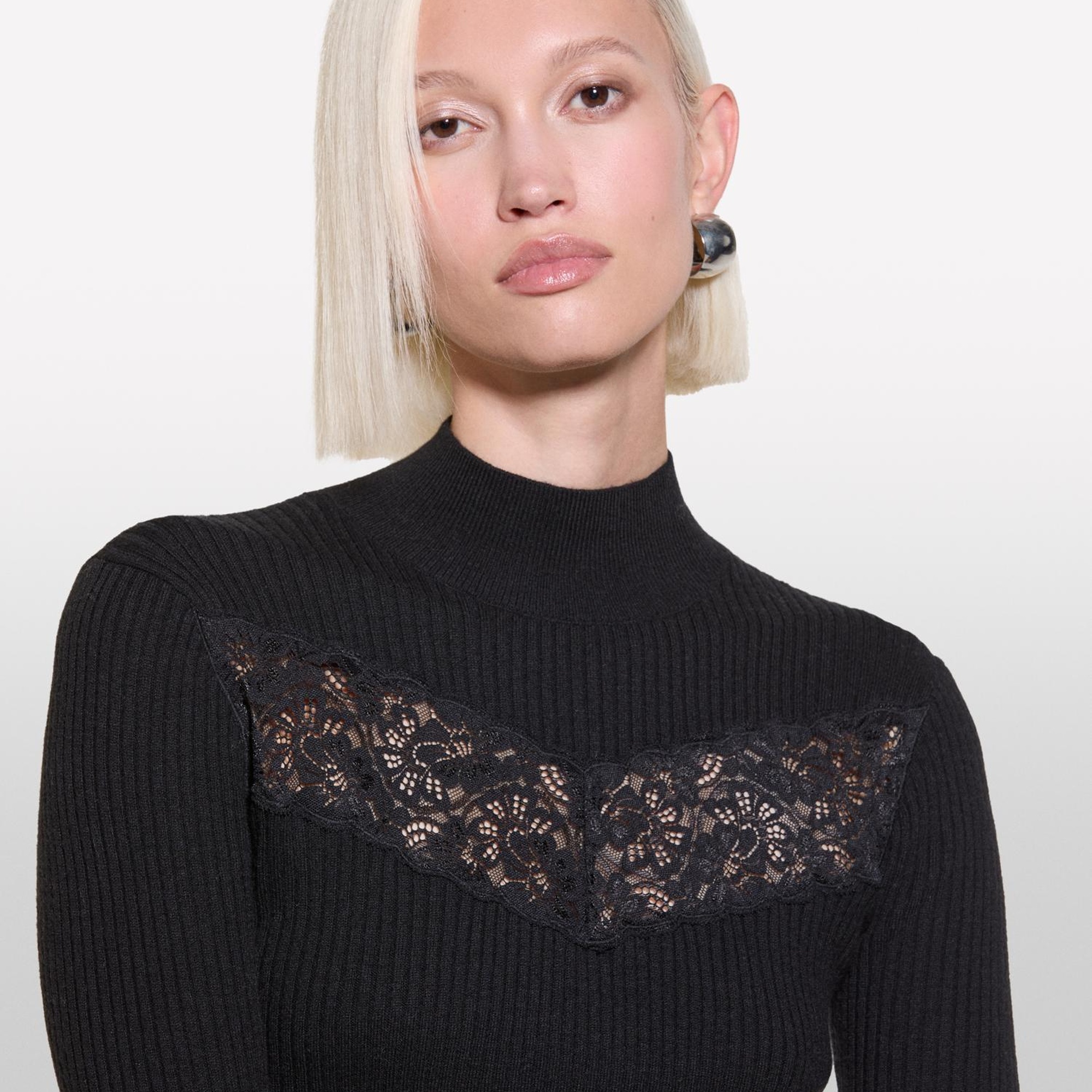 Kadın Siyah Yün Karışımlı Önü Dantel Detaylı Dar Kesim Kazak