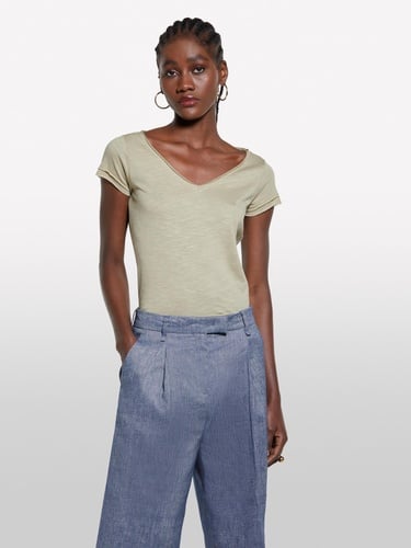  Kadın Kum Rengi Pamuk Modal Karışımlı Normal Kalıp V Yaka Slub T-Shirt