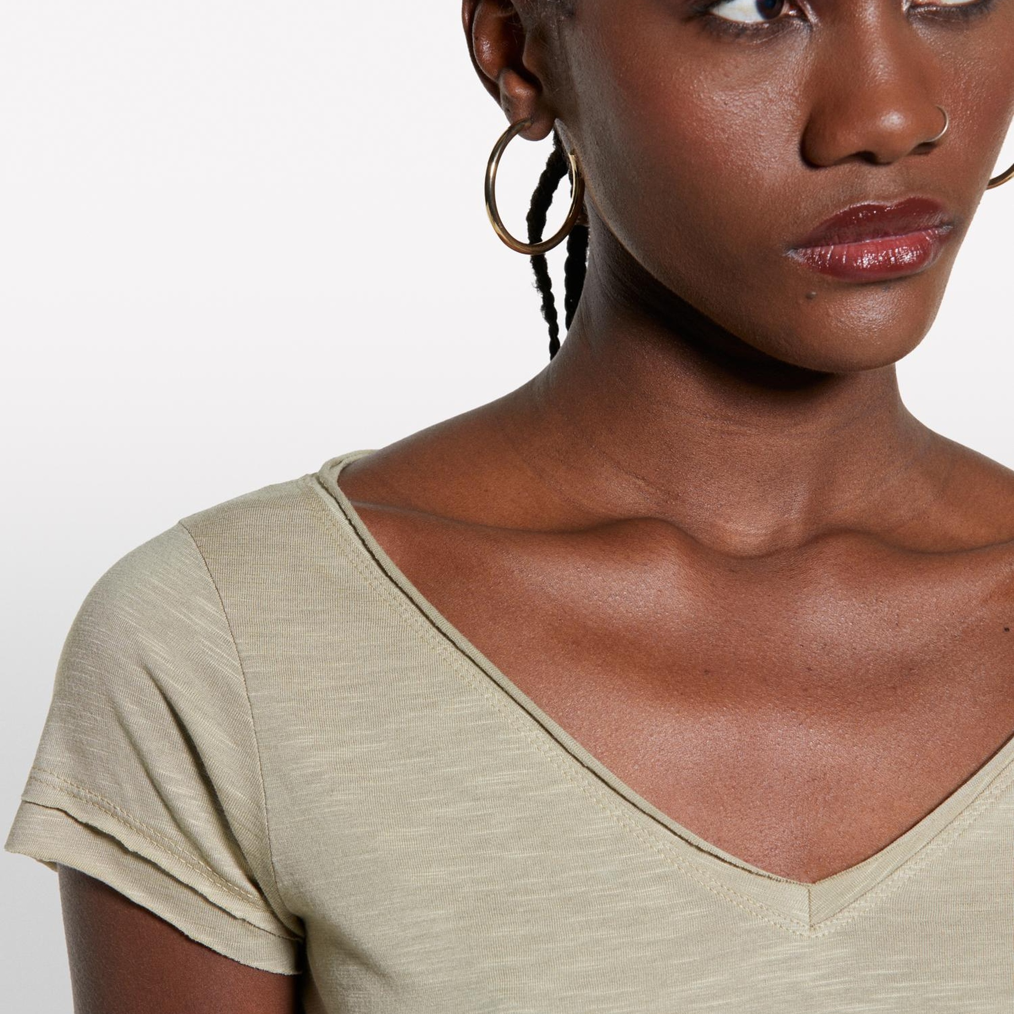 Kadın Kum Rengi Pamuk Modal Karışımlı Normal Kalıp V Yaka Slub T-Shirt