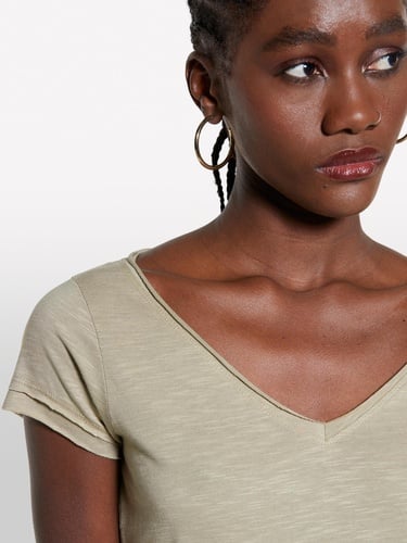  Kadın Kum Rengi Pamuk Modal Karışımlı Normal Kalıp V Yaka Slub T-Shirt