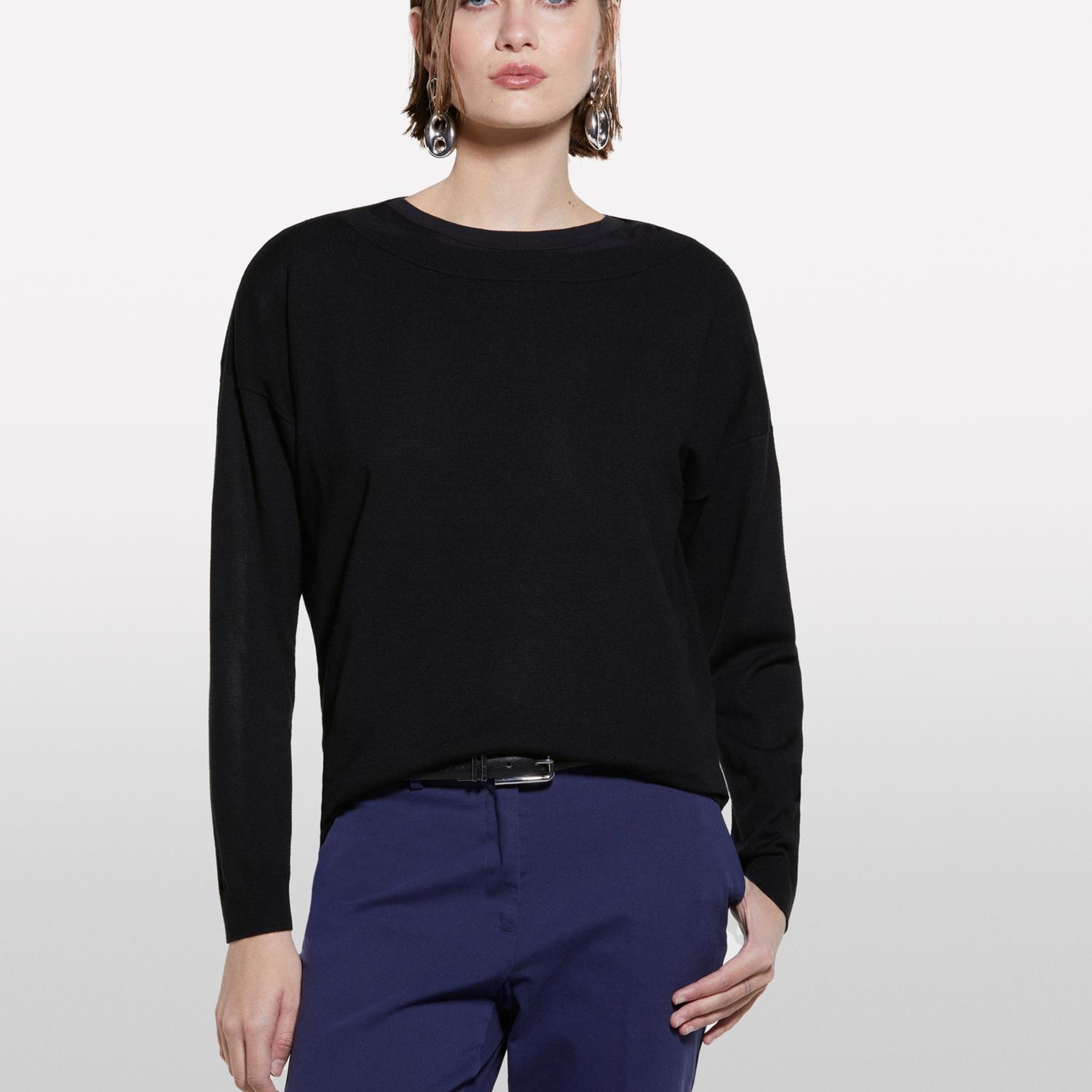 Kadın Siyah Viskoz Karışımlı Normal Kesim Düz Kayık Yaka Kazak