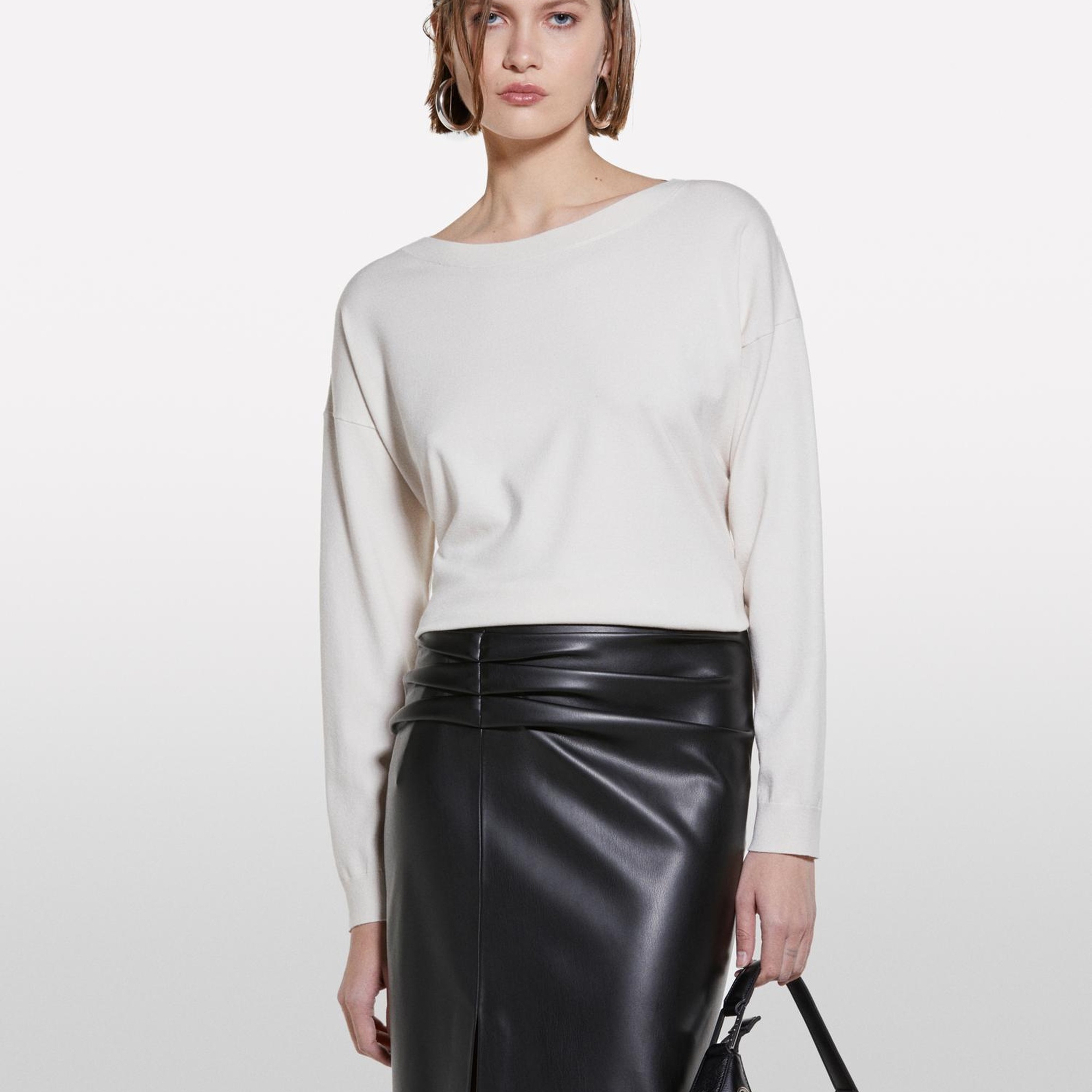 Kadın Bej Viskoz Karışımlı Normal Kesim Düz Kayık Yaka Kazak