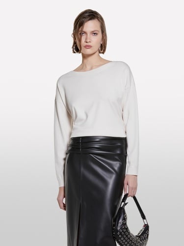  Kadın Bej Viskoz Karışımlı Normal Kesim Düz Kayık Yaka Kazak