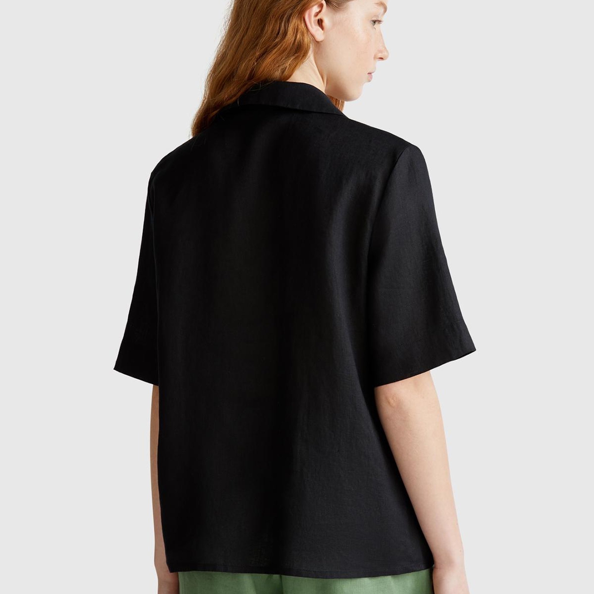 Kadın Siyah %100 Keten Relax Fit V Gömlek Yakalı Kısa Kollu Bluz