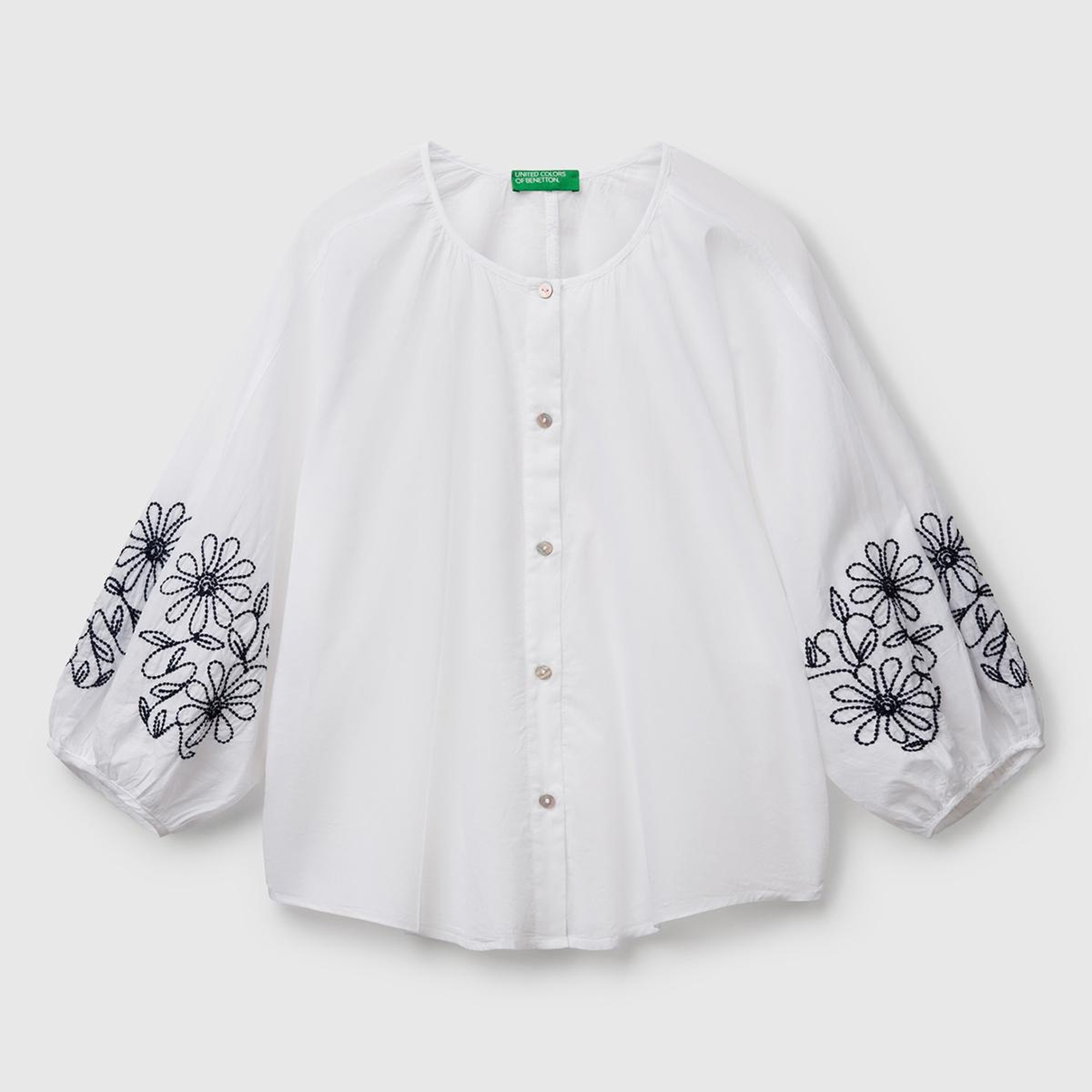 Kadın Beyaz %100 Koton Rahat Kalıp Kolları Çiçek İşlemeli Hakim Yaka Gömlek