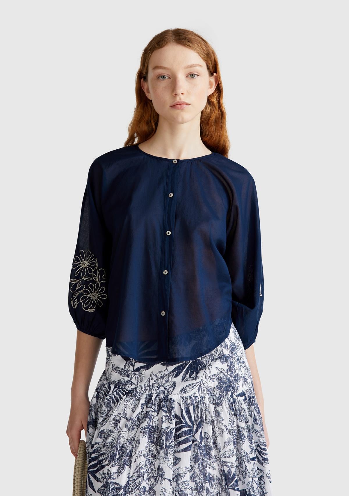  Kadın Lacivert %100 Koton Rahat Kalıp Kolları Çiçek İşlemeli Hakim Yaka Gömlek