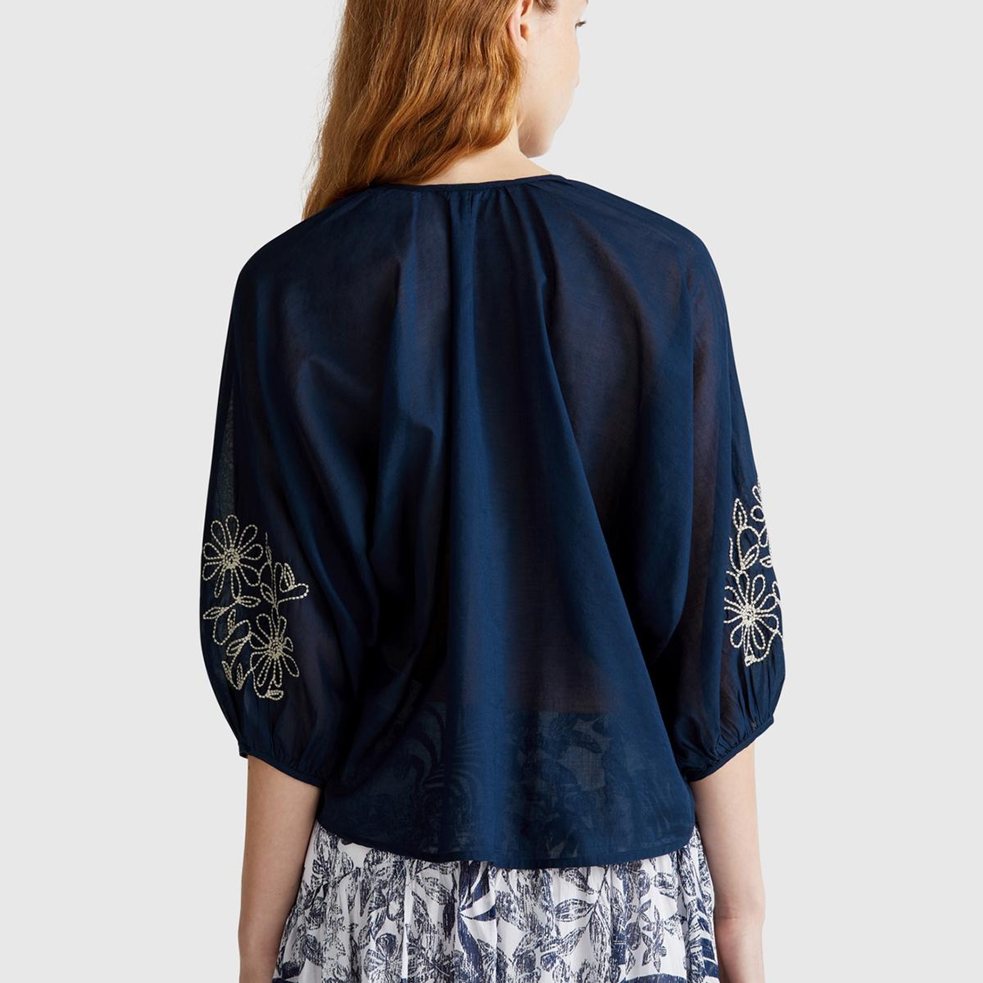 Kadın Lacivert %100 Koton Rahat Kalıp Kolları Çiçek İşlemeli Hakim Yaka Gömlek