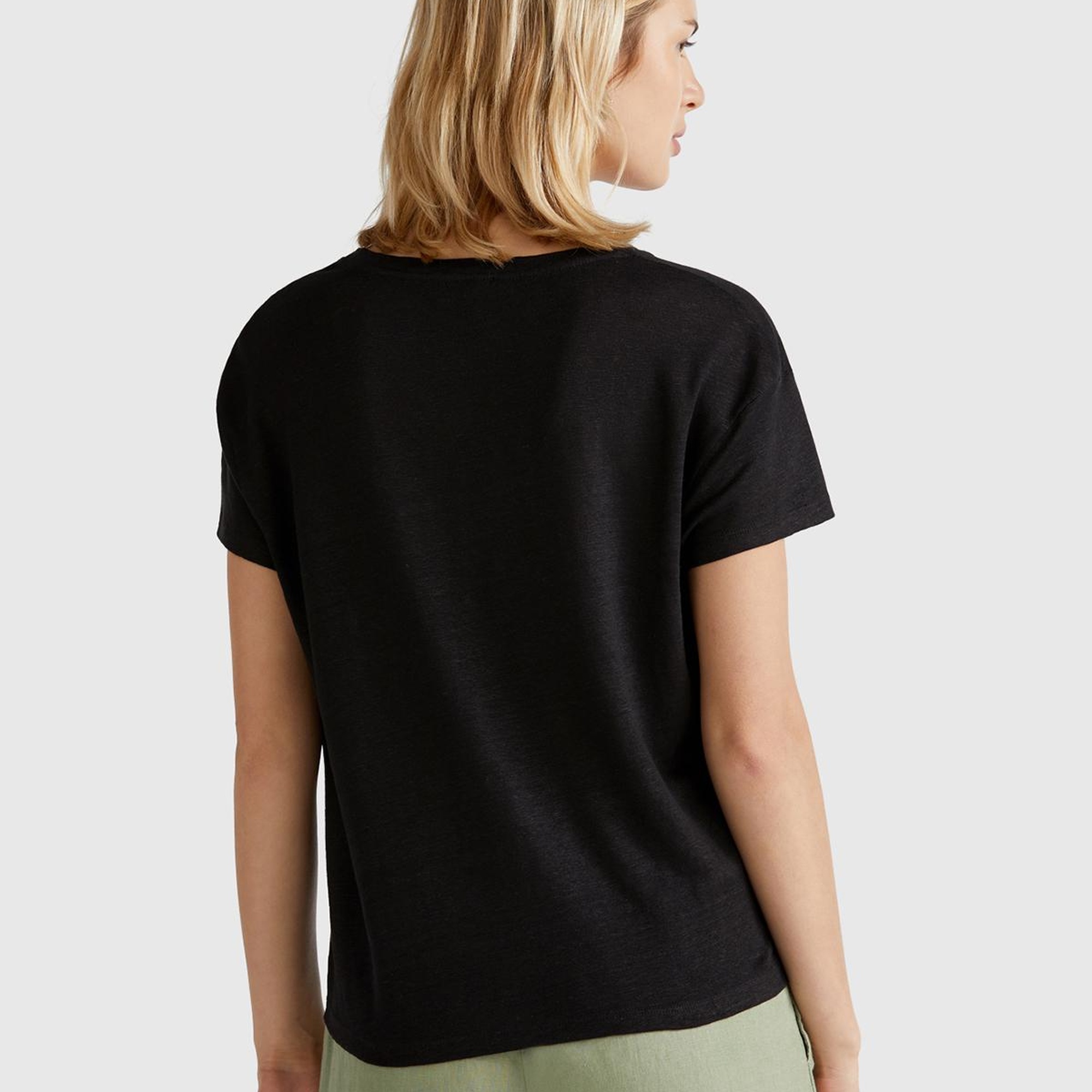 Kadın Siyah %100 Keten Düşük Omuzlu Relax Fit V Yaka T-Shirt