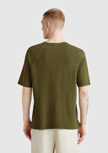  Erkek Haki Pamuk ve Keten Karışımlı Reglan Kol Relax Fit T-Shirt
