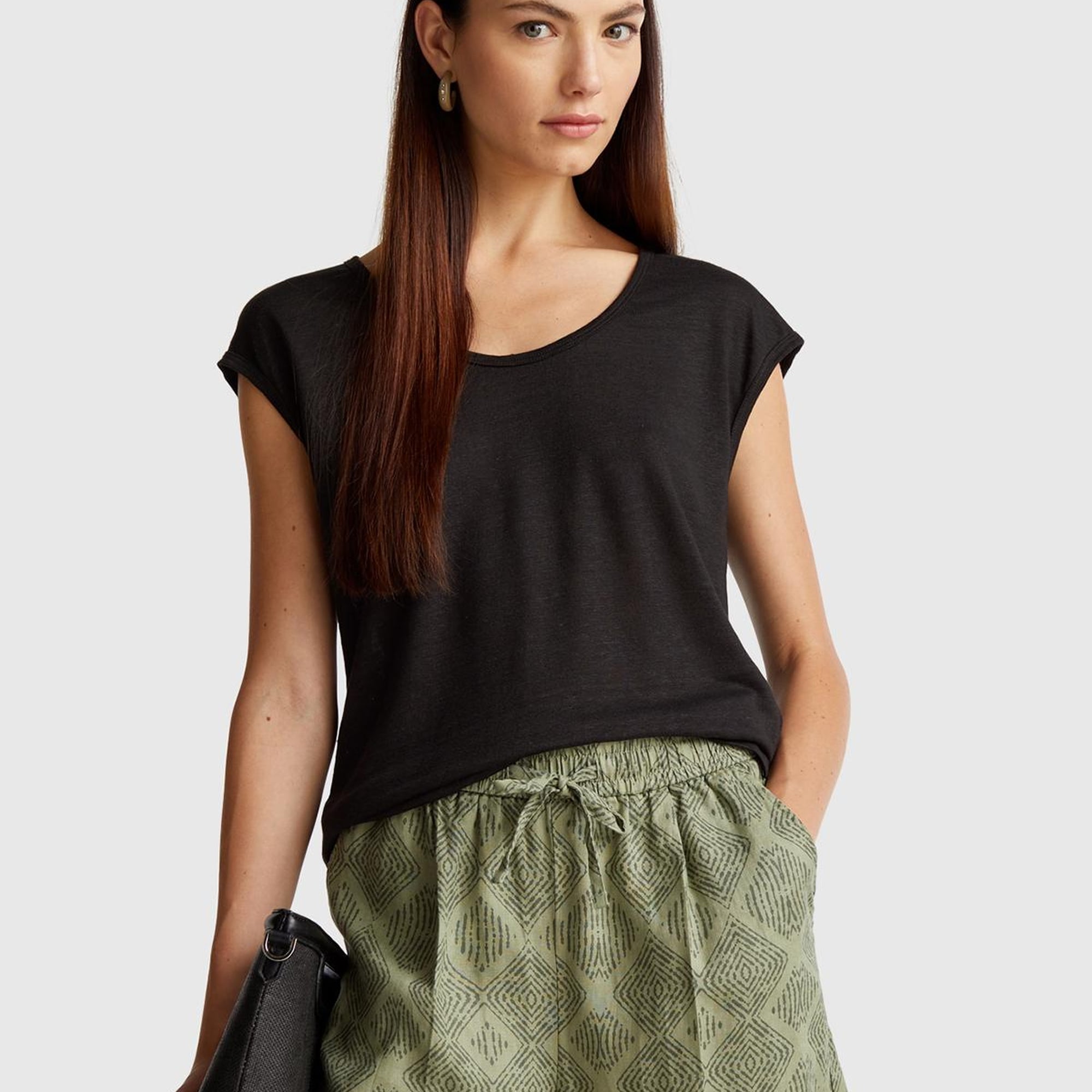 Kadın Siyah %100 Keten Yanları Yırtmaçlı Relax Fit Yuvarlak Yaka T-Shirt