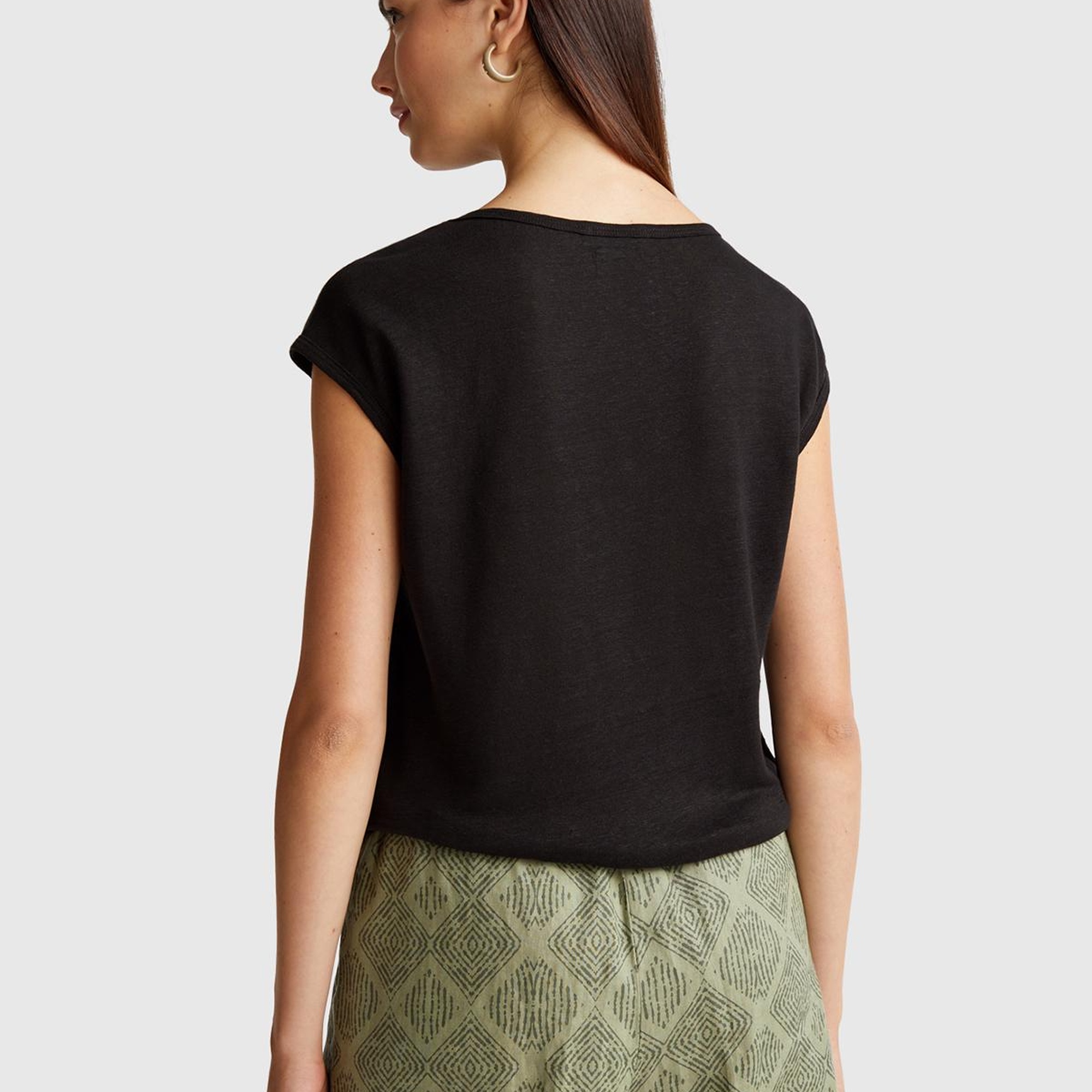 Kadın Siyah %100 Keten Yanları Yırtmaçlı Relax Fit Yuvarlak Yaka T-Shirt