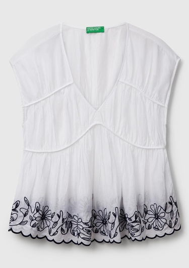  Kadın Beyaz %100 Koton Rahat Kalıp Çiçek İşlemeli Kısa Kollu Bluz