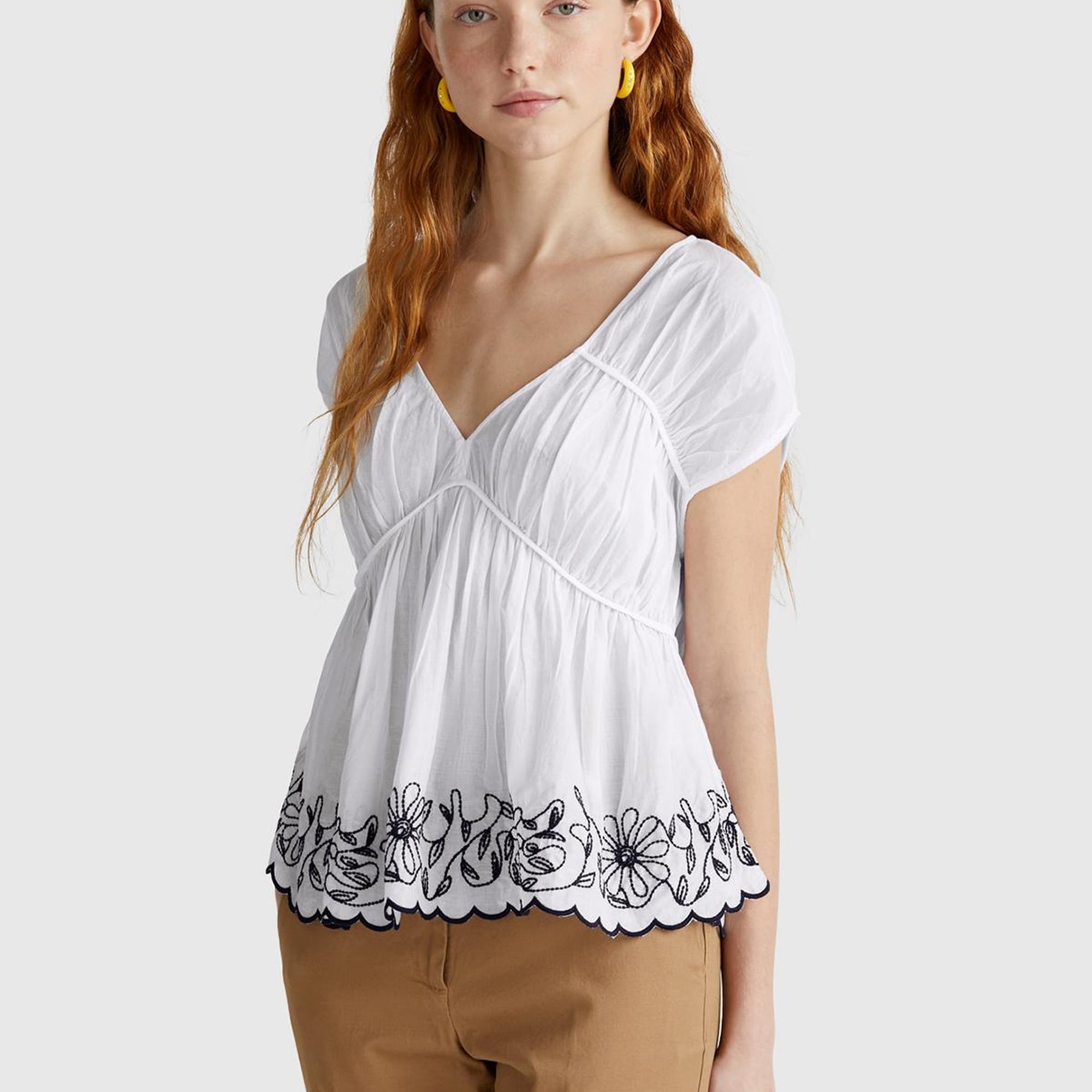 Kadın Beyaz %100 Koton Rahat Kalıp Çiçek İşlemeli Kısa Kollu Bluz