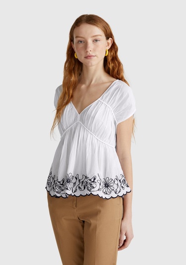  Kadın Beyaz %100 Koton Rahat Kalıp Çiçek İşlemeli Kısa Kollu Bluz