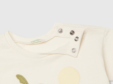  Bebek Ekru Aplikeli ve Baskılı Bisiklet Yaka T-Shirt