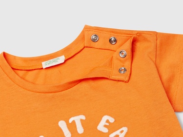  Bebek Turuncu Aplikeli ve Baskılı Bisiklet Yaka T-Shirt