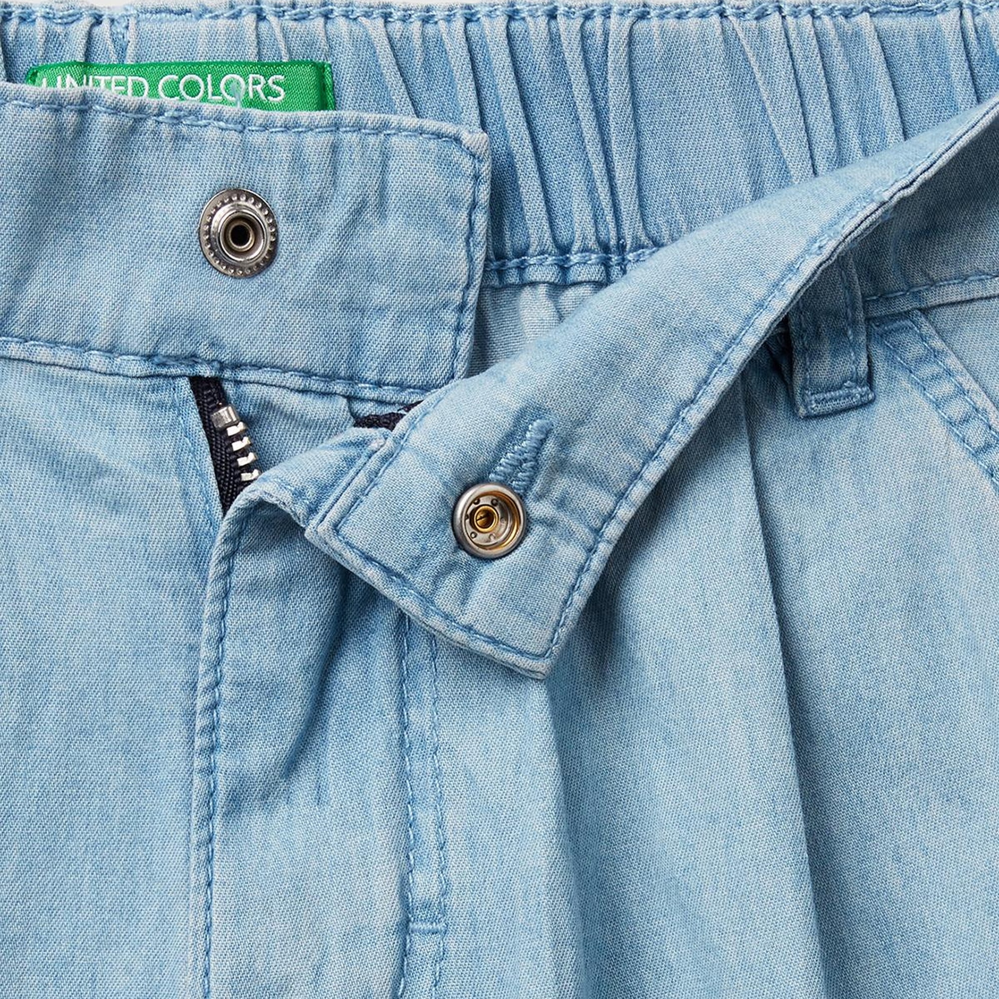 Kız Çocuk Açık Denim Arka Ceplerde Logo İşlemeli Düğmeli Denim Şönil Şort