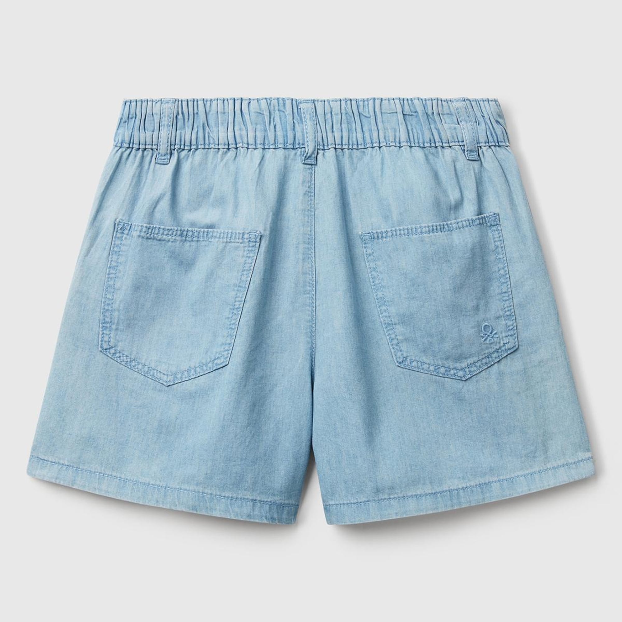 Kız Çocuk Açık Denim Arka Ceplerde Logo İşlemeli Düğmeli Denim Şönil Şort