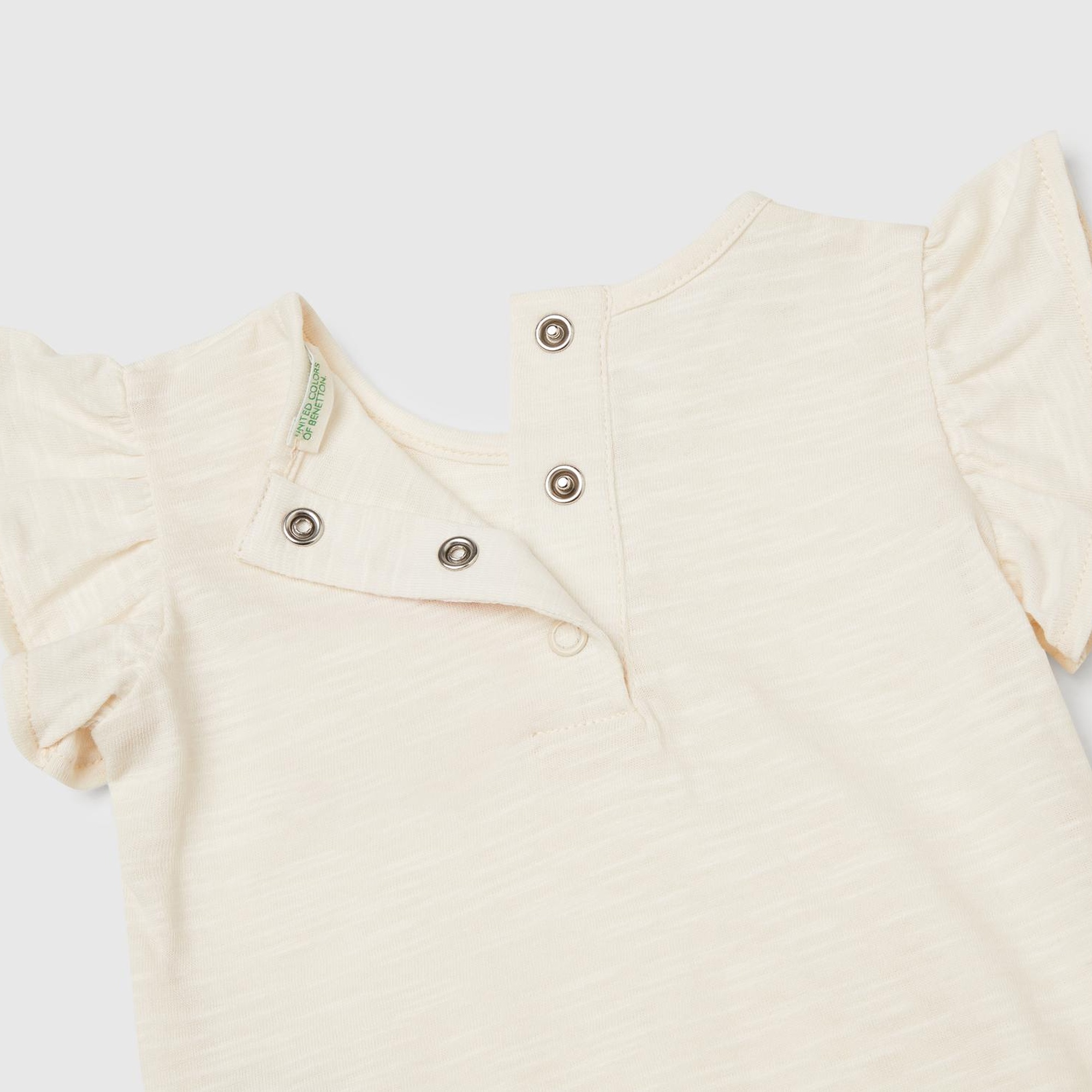 Bebek Ekru Önü Nakışlı Kolu Fırfırlı T-Shirt ve Desenli Şort Etek Takım