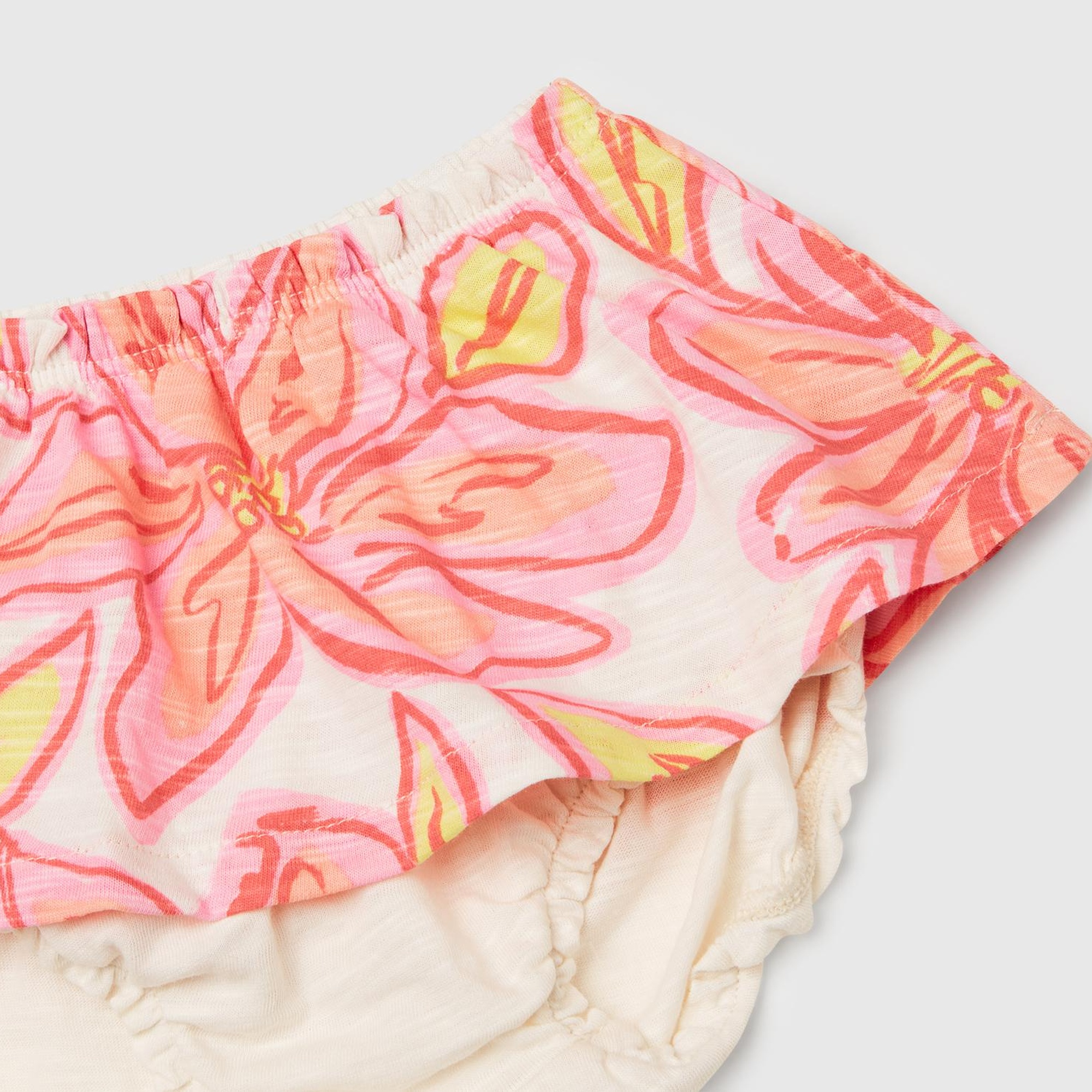 Bebek Ekru Önü Nakışlı Kolu Fırfırlı T-Shirt ve Desenli Şort Etek Takım