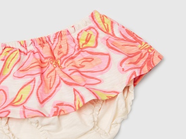  Bebek Ekru Önü Nakışlı Kolu Fırfırlı T-Shirt ve Desenli Şort Etek Takım