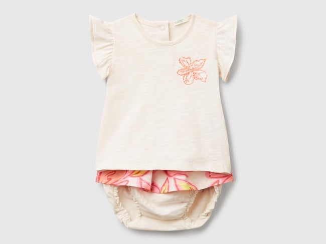  Bebek Ekru Önü Nakışlı Kolu Fırfırlı T-Shirt ve Desenli Şort Etek Takım