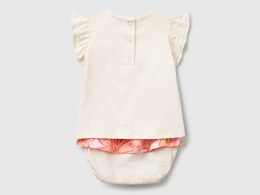  Bebek Ekru Önü Nakışlı Kolu Fırfırlı T-Shirt ve Desenli Şort Etek Takım